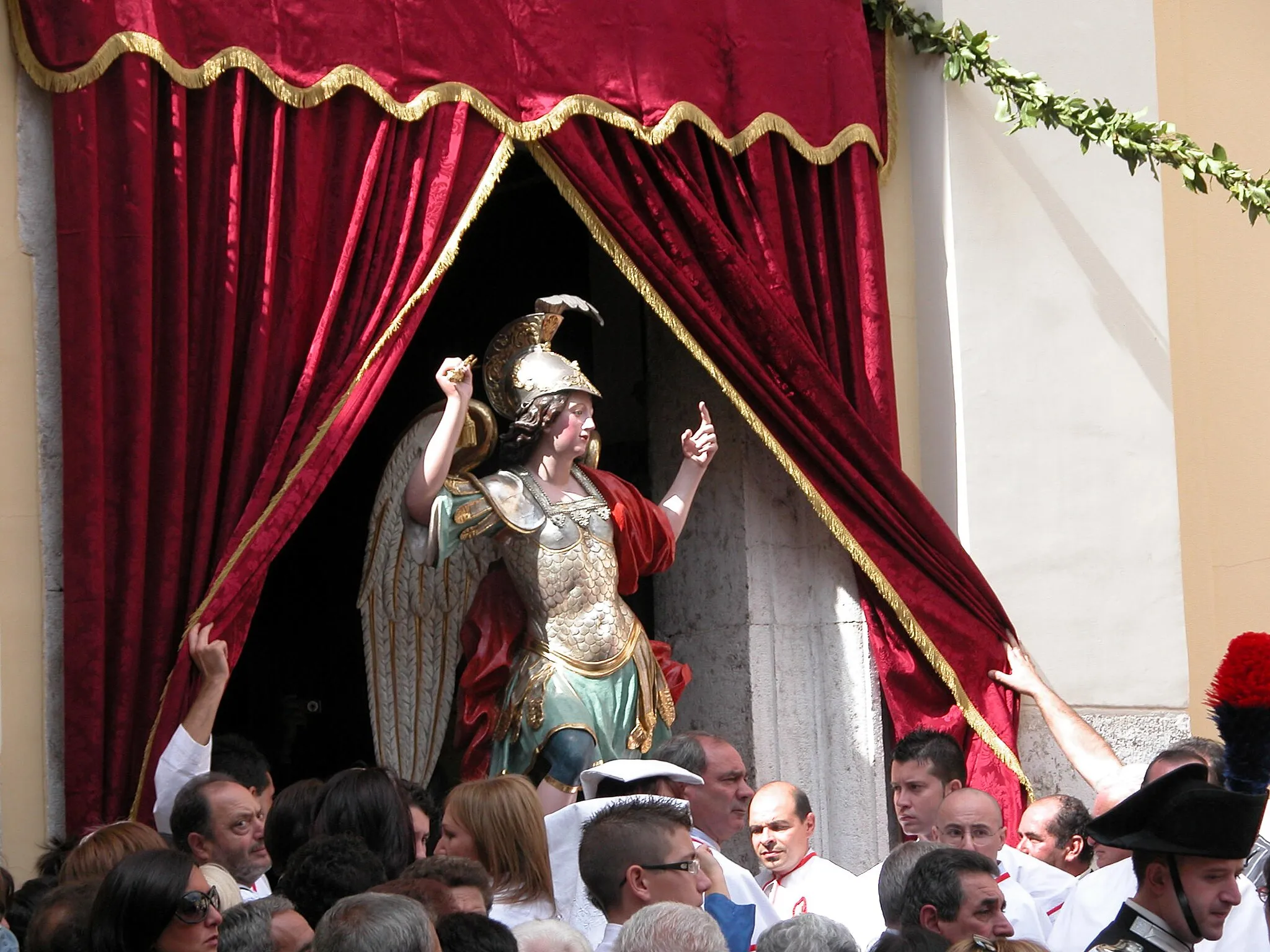 Photo showing: Uscita della statua di San Michele - Santo Patrono di it:Vallecorsa