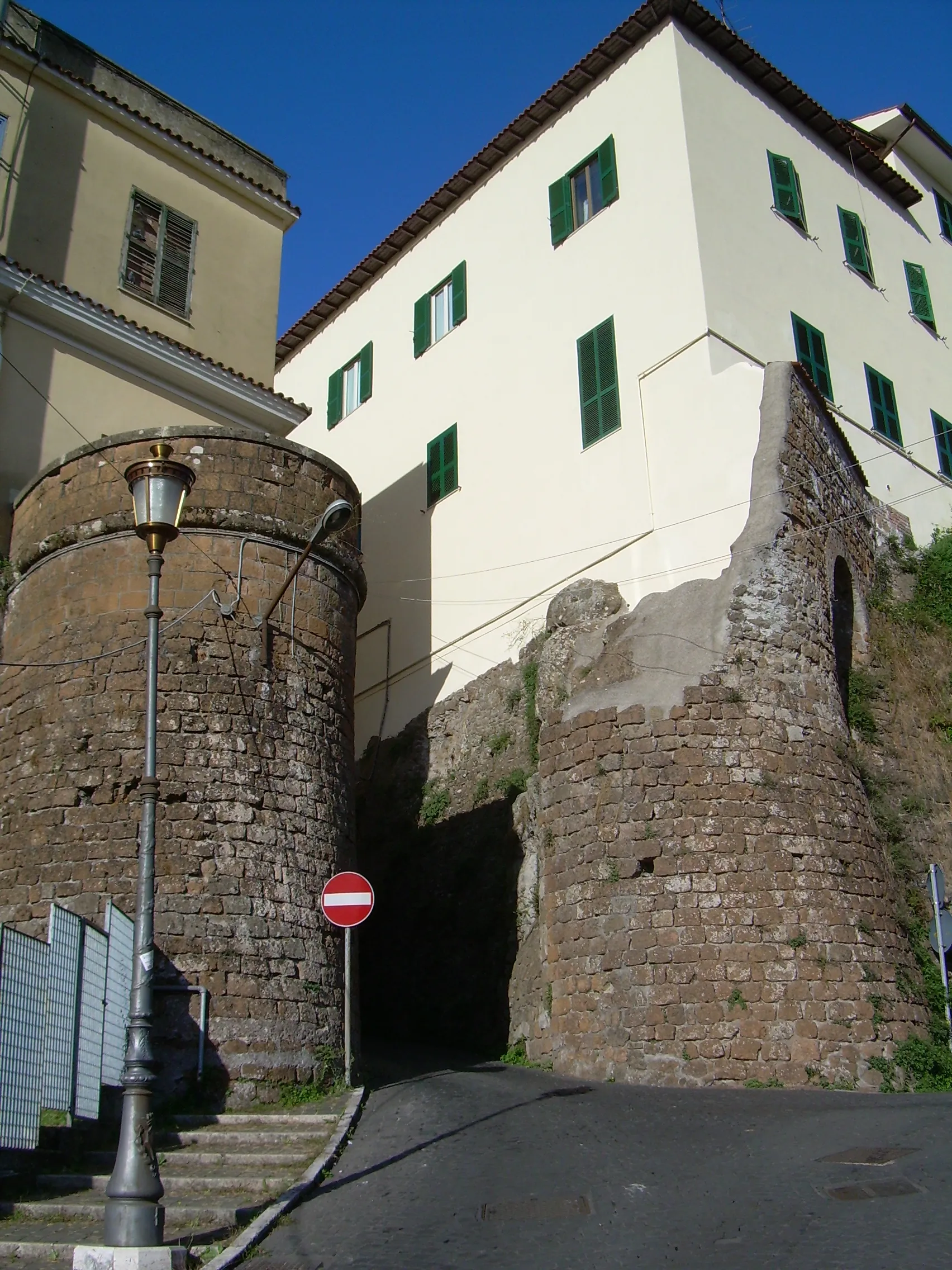 Photo showing: Resti di Porta Napoletana, Valmontone (RM)