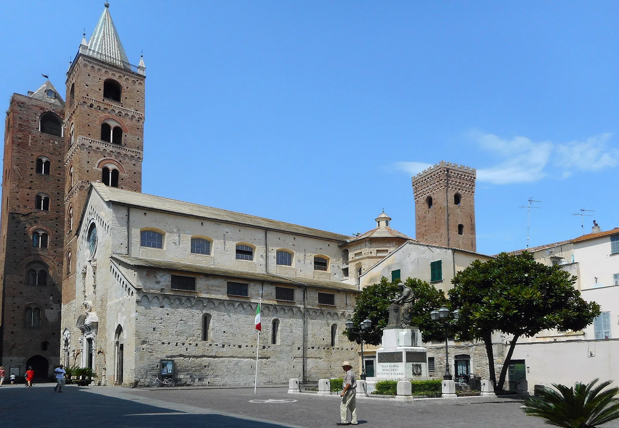 Photo showing: Albenga - Kathedrale San Michele_Arcangelo - Vorplatz.