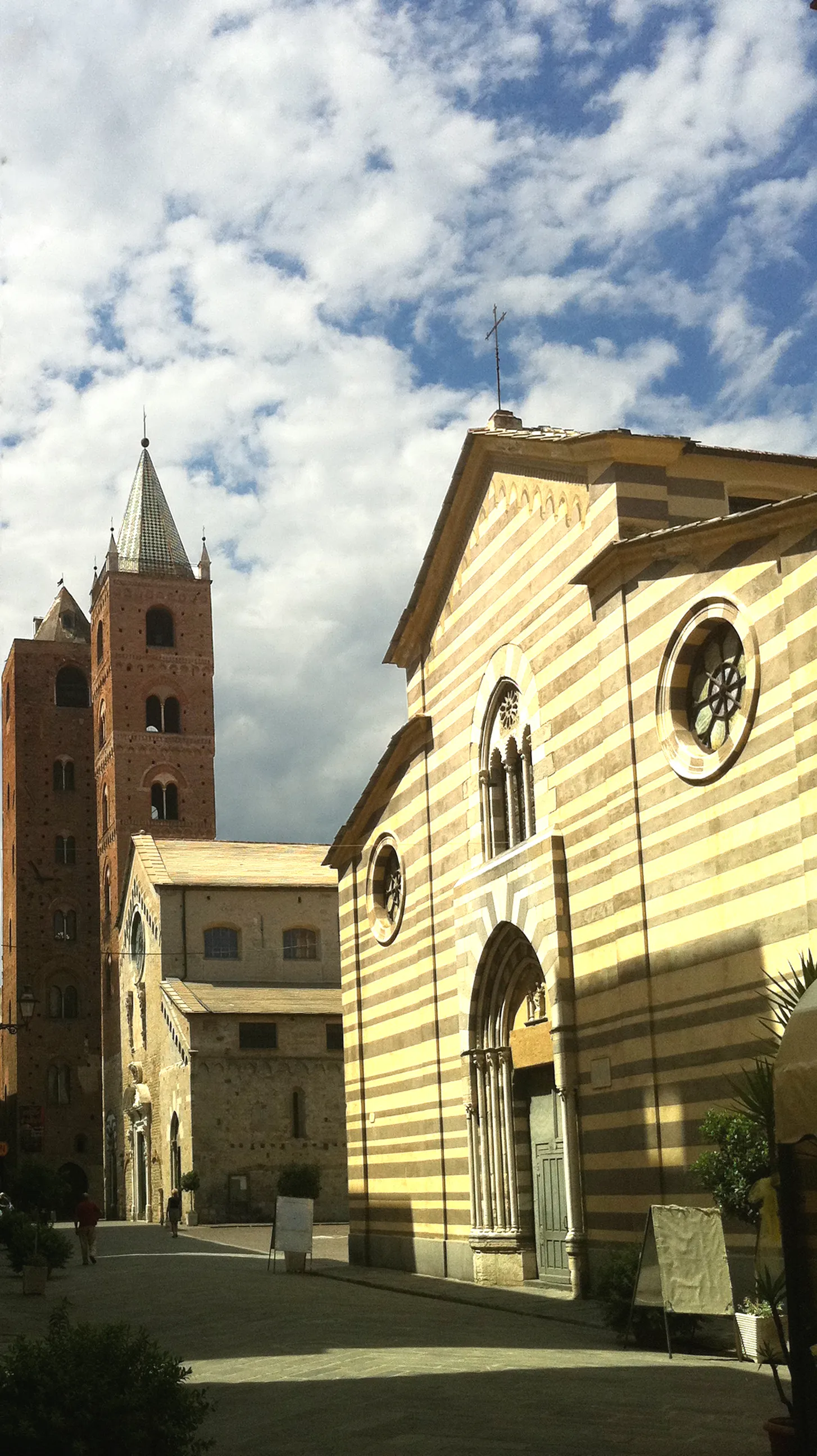 Photo showing: Vista di Santa Maria in Fontibus e della cattedrale di San Michele Arcangelo sullo sfondo assieme alle torri.