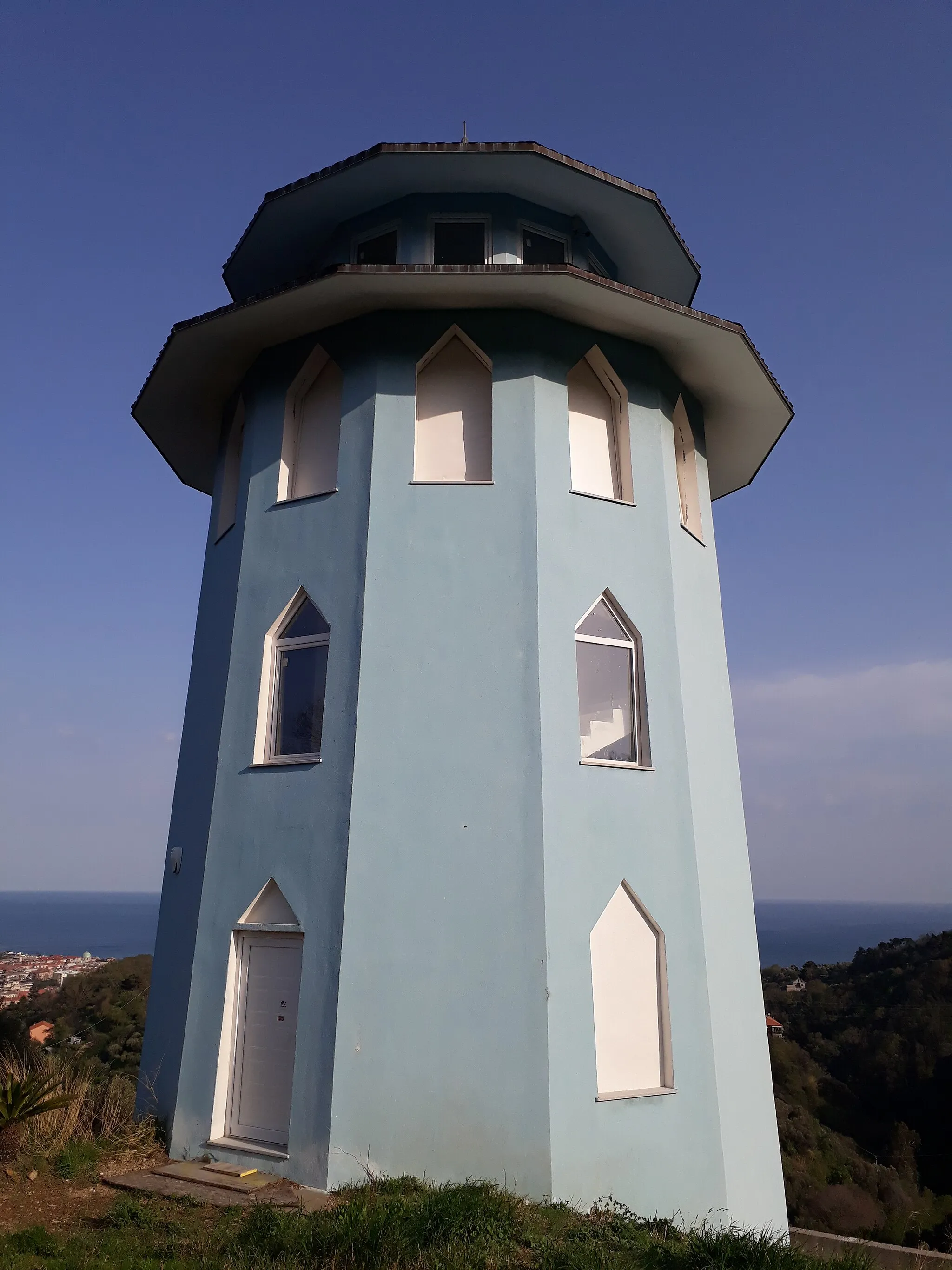 Photo showing: Torre Pagoda realizzate sulle alture di Albissola Marina.