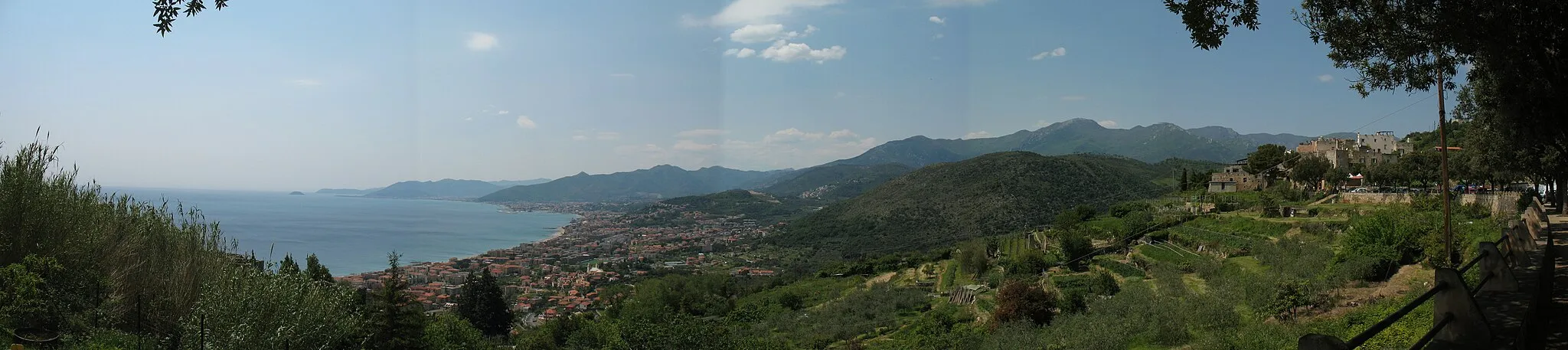 Photo showing: Panorama da Verezzi su Borgio e Pietra Ligure - Riviera Ligure (Liguria)