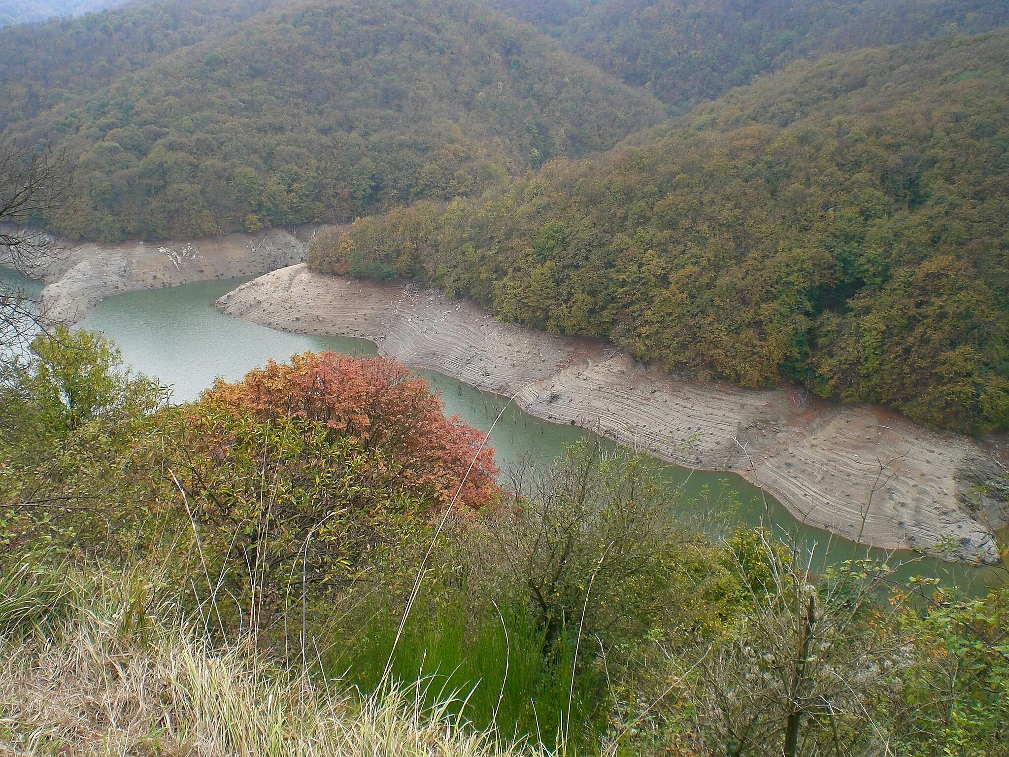 Photo showing: Der Lago della Busalletta (Regionen Ligurien/Piemont, Italien) im Herbst