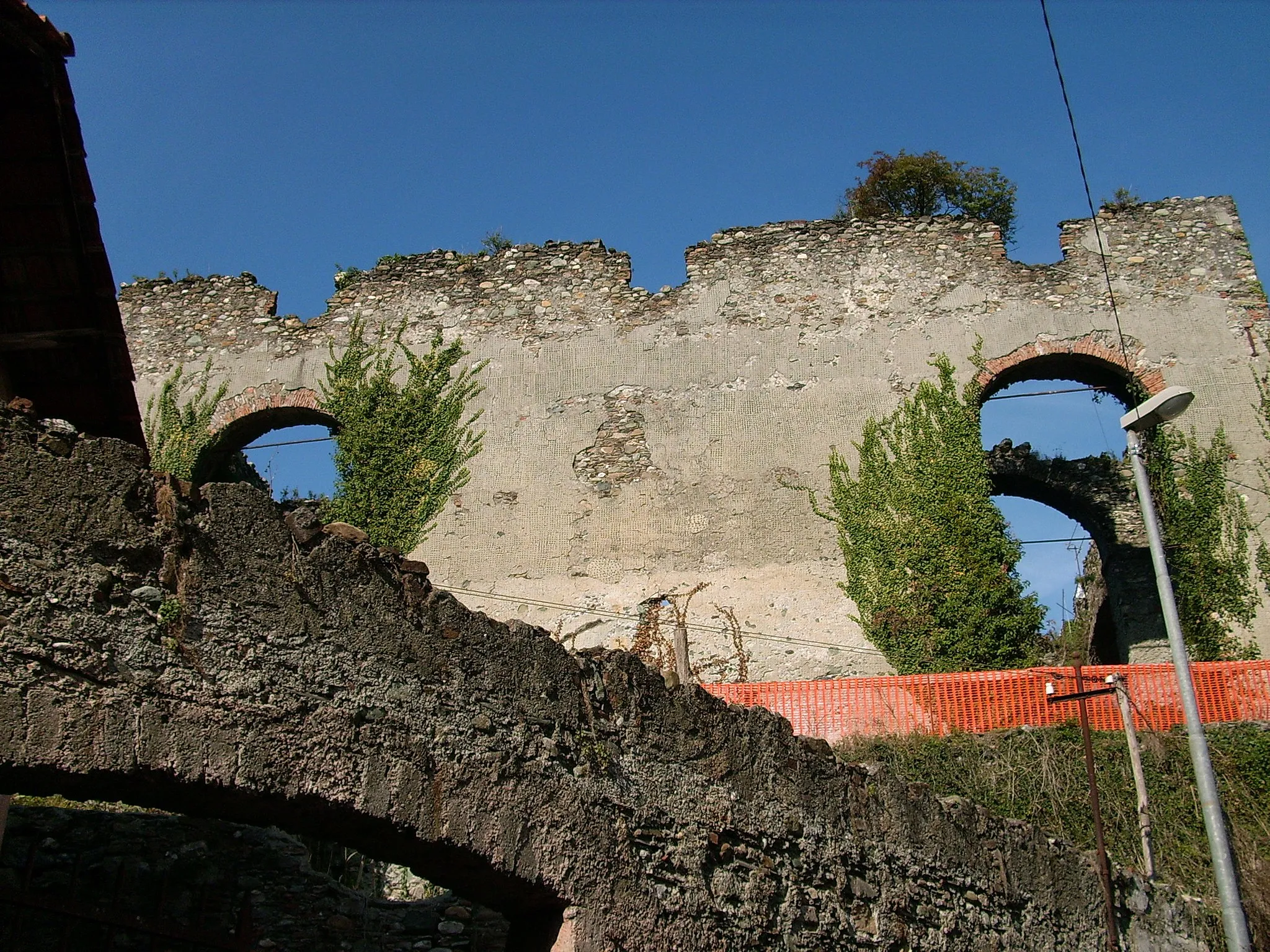 Photo showing: Ruderi del castello di Campomorone, Liguria, Italia
