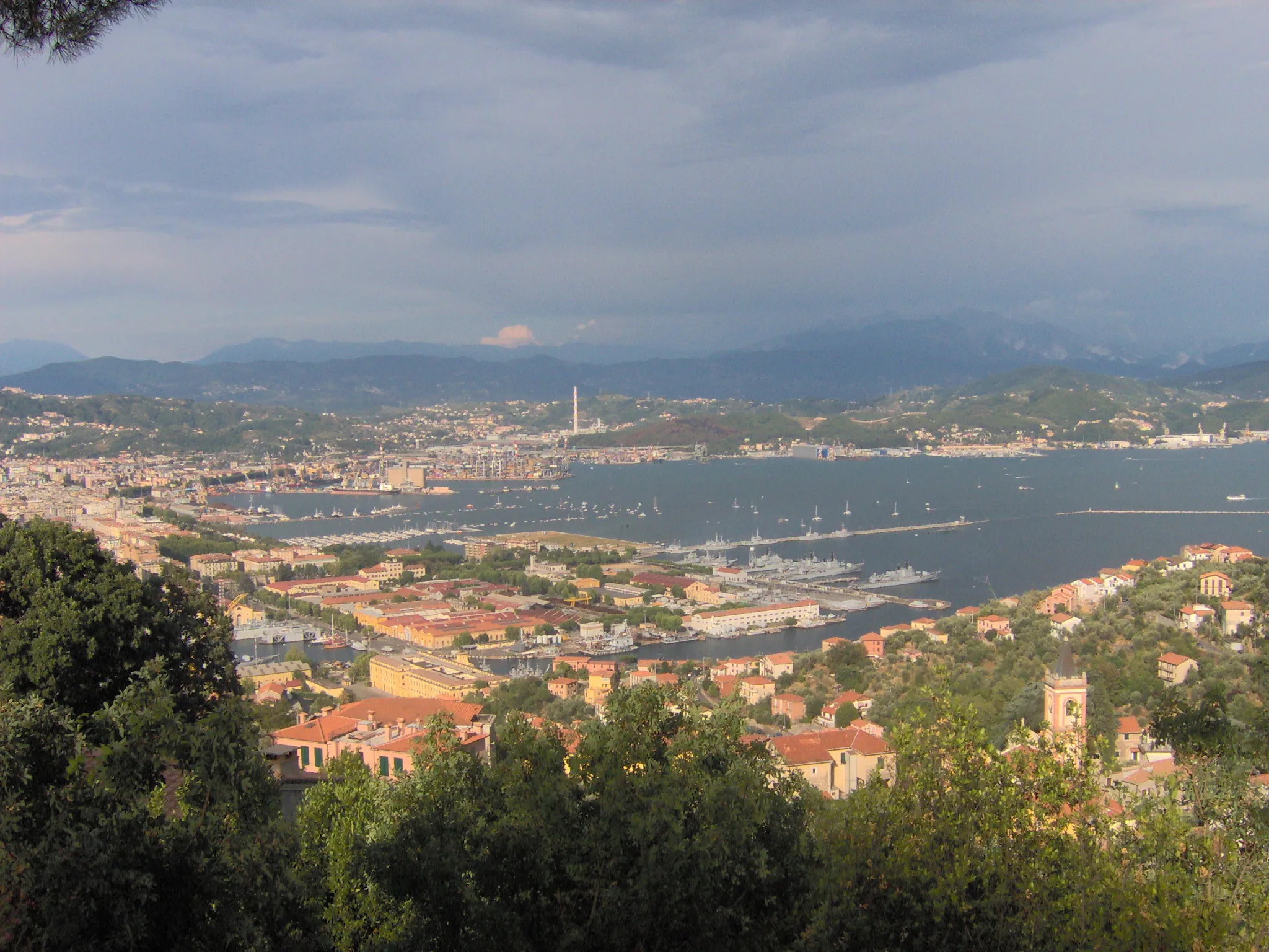 Photo showing: Veduta del golfo con in primo piano l'arsenale militare della marina