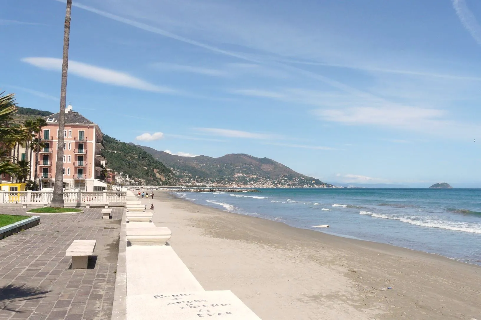 Photo showing: La spiaggia di Laigueglia dalla Terrazza Giuseppe Giuliano, Liguria, Italia