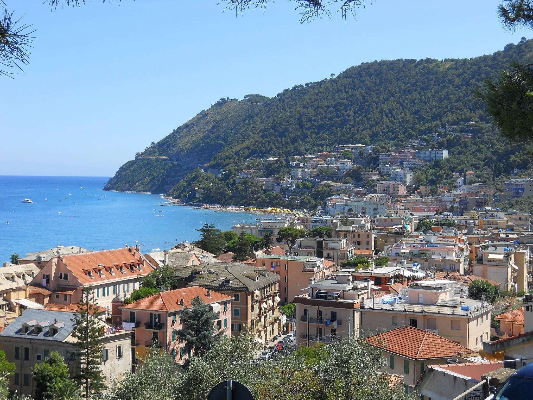 Photo showing: Panorama e Capo Mele
