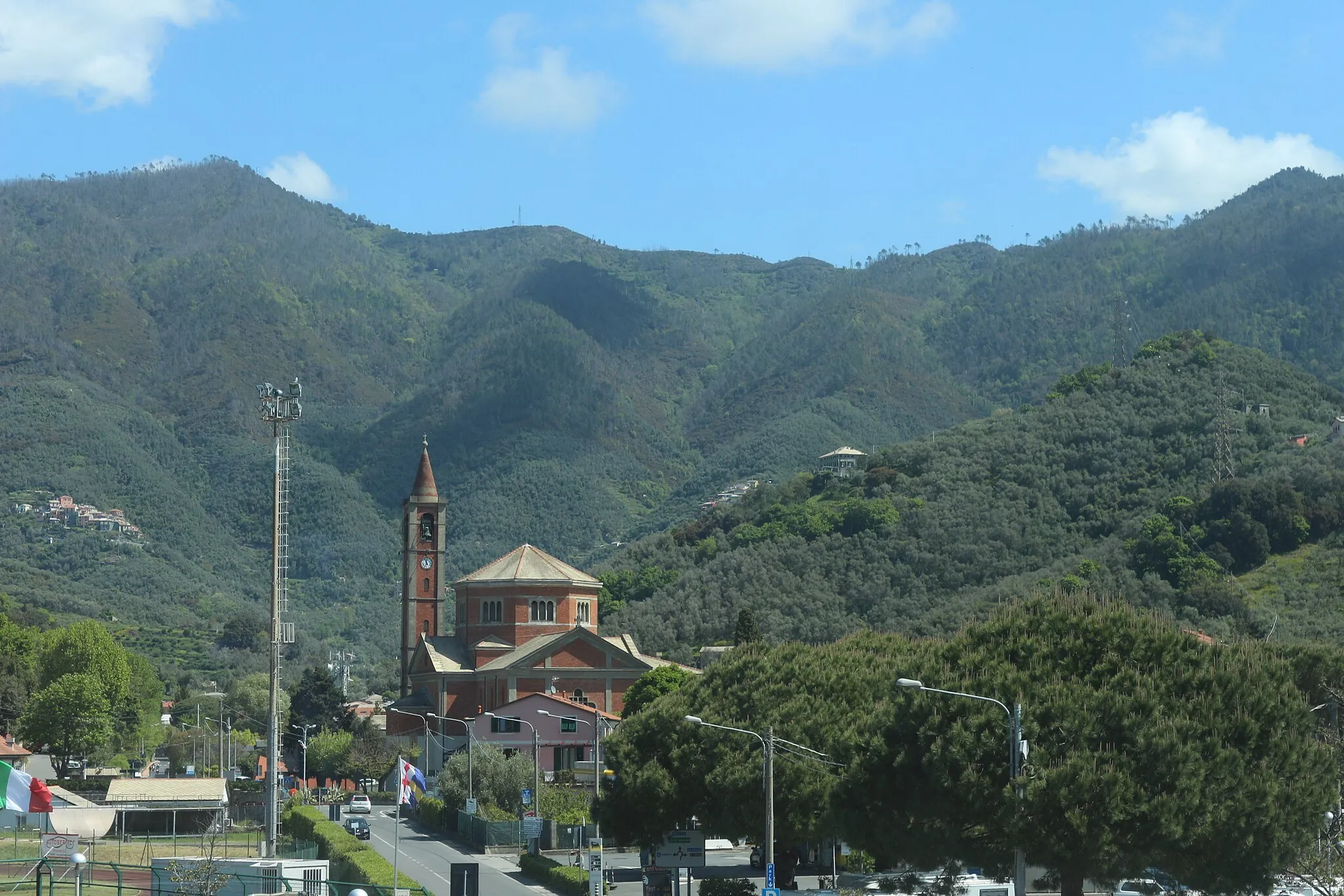 Photo showing: vista della chiesa di Nostra Signora della Guardia a Levanto, prospettiva SS332 in direzione nord