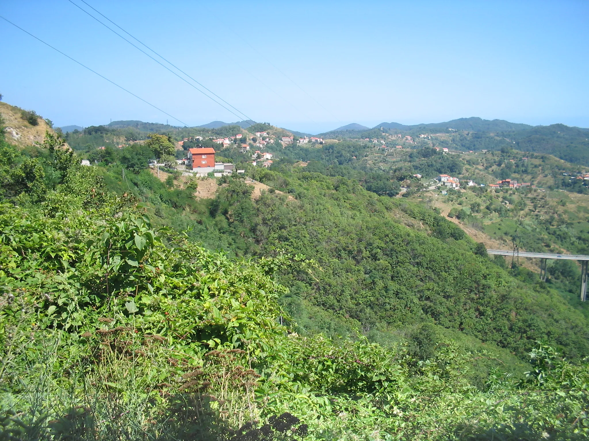 Photo showing: Vista del borgo di Cadibona dalla Provinciale 39 (Savona-Acqui Terme), una volta scesi dalla Bocchetta di Altare.