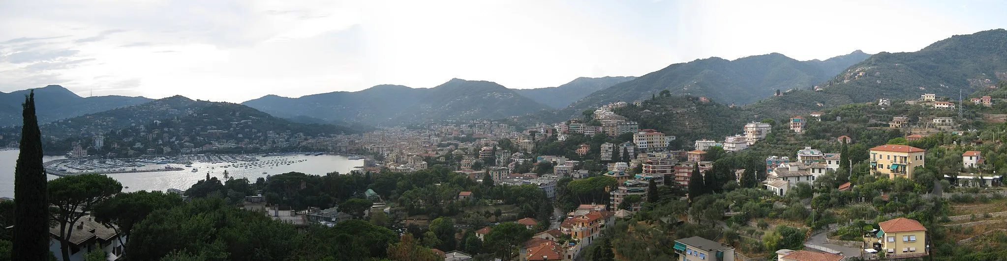 Photo showing: Panorama della città di Rapallo, raffigurante la baia e le colline antecedenti alla città.