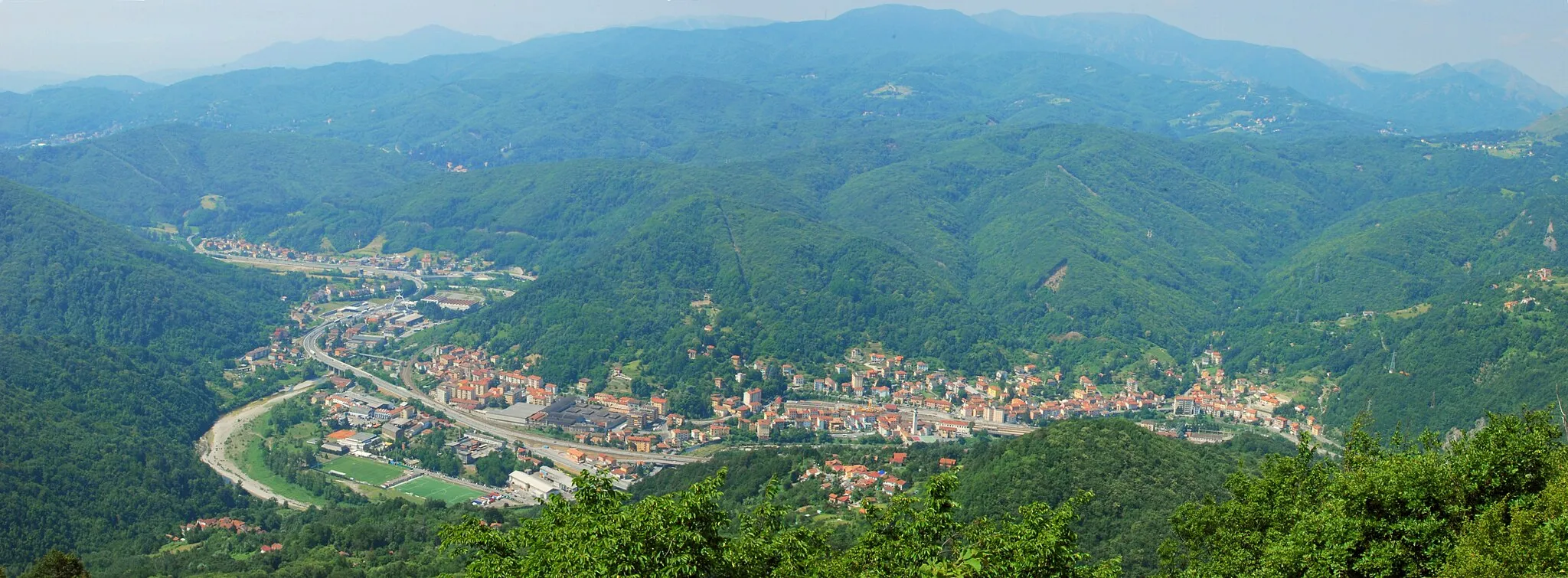 Photo showing: vista panoramica di Ronco Scrivia da Monte Reale
