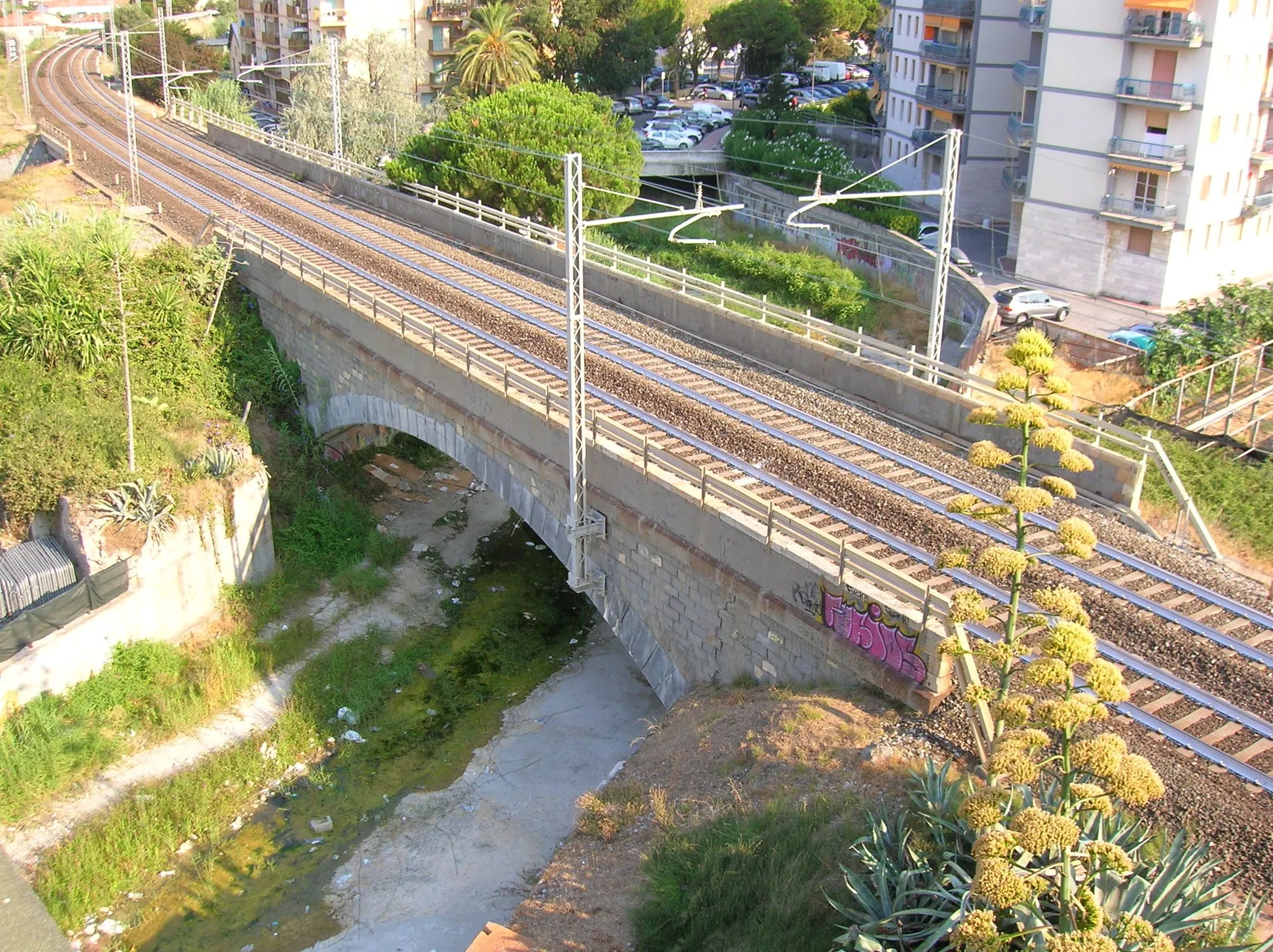 Photo showing: Ponte della ferrovia sul torrente Verbone, a Vallecrosia, Liguria, Italia.