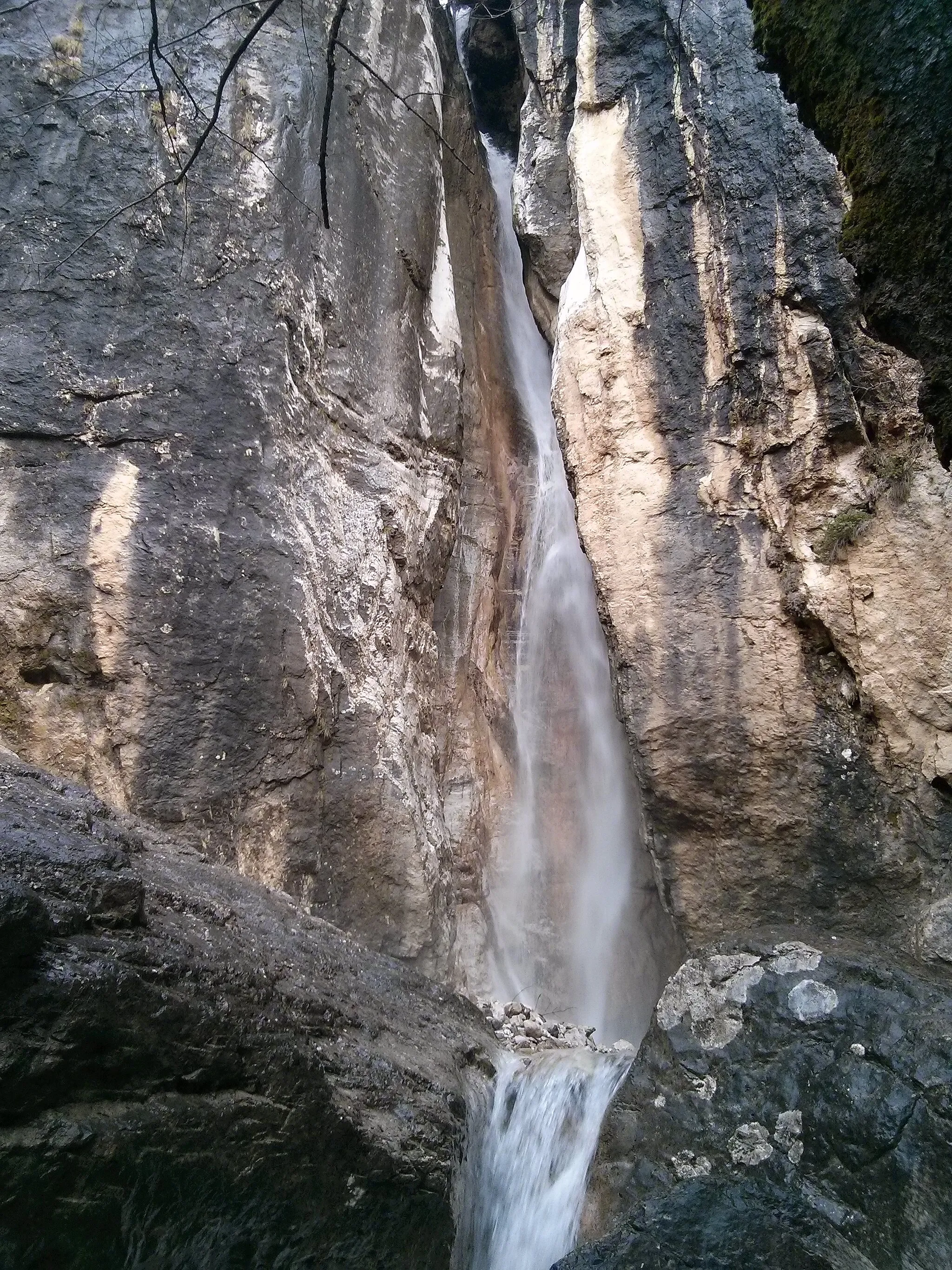 Photo showing: Fotografia panoramica della cascata Cenghen in Val Monastero, ad Abbadia Lariana.
