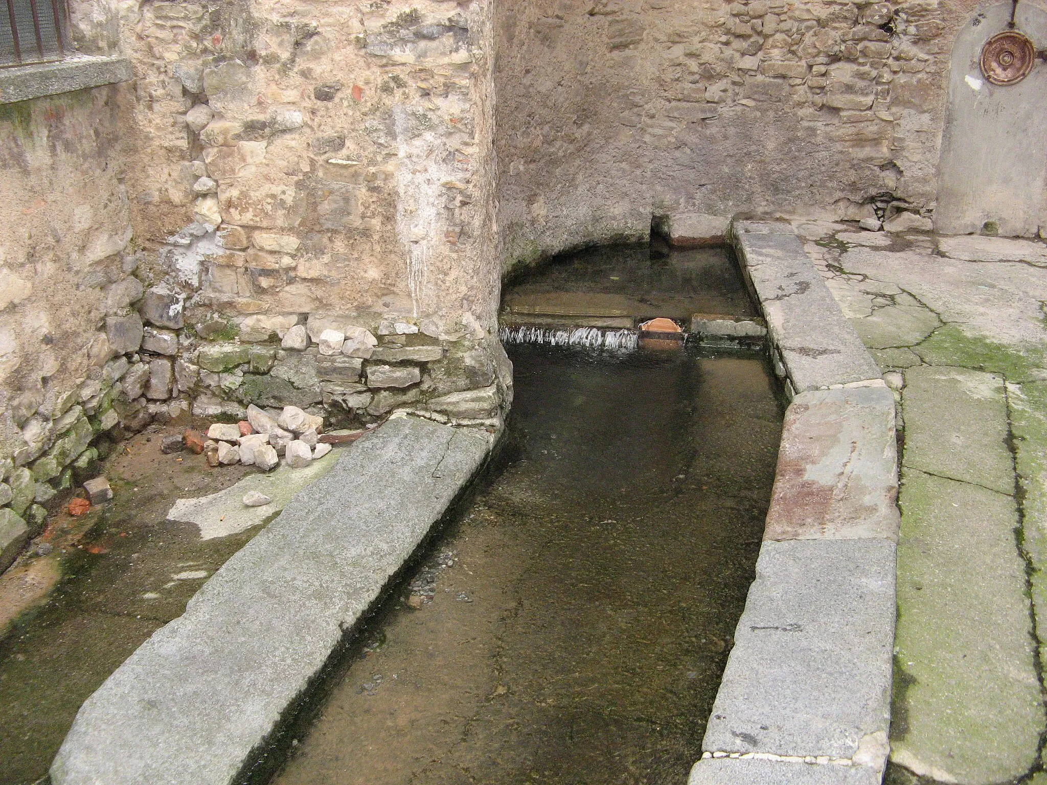Photo showing: Old washtub located in the historic center of Albavilla, used in the past by housewives to wash clothes