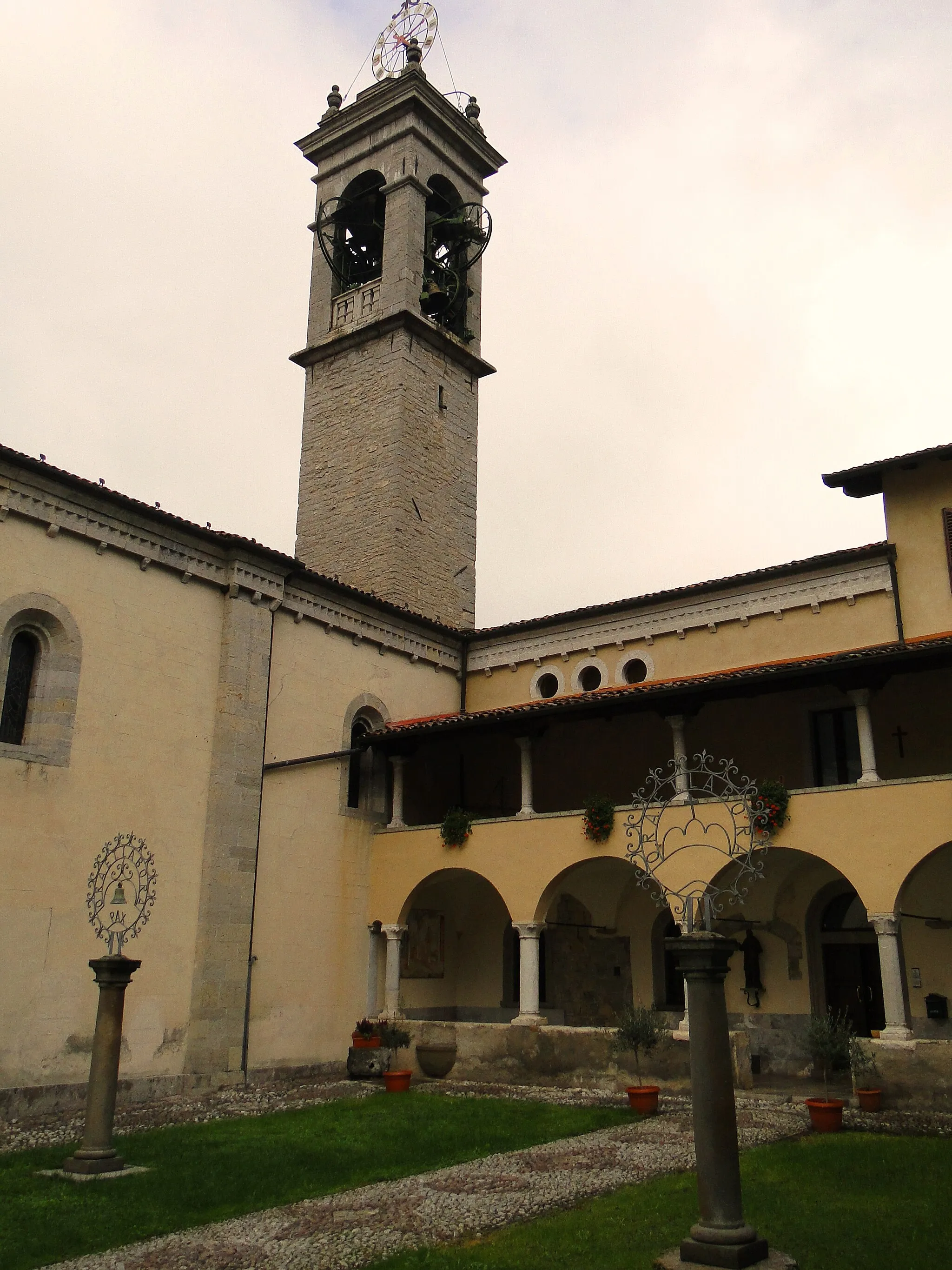 Photo showing: Abbazia san Benedetto in Vallalta, Abbazia di Albino (BG). Chiostro con chiesa
