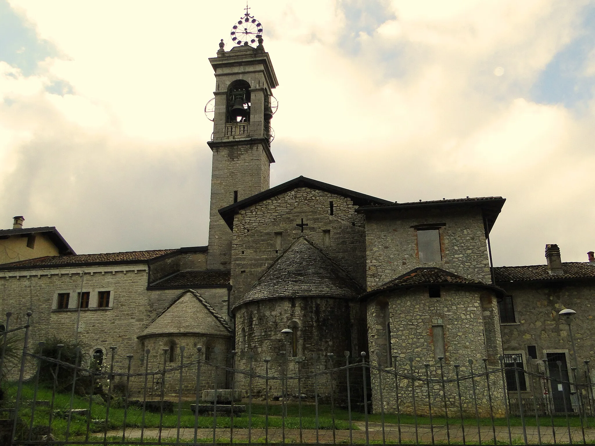 Photo showing: Abbazia san Benedetto in Vallalta, Abbazia di Albino (BG). Vista da dietro della chiesa