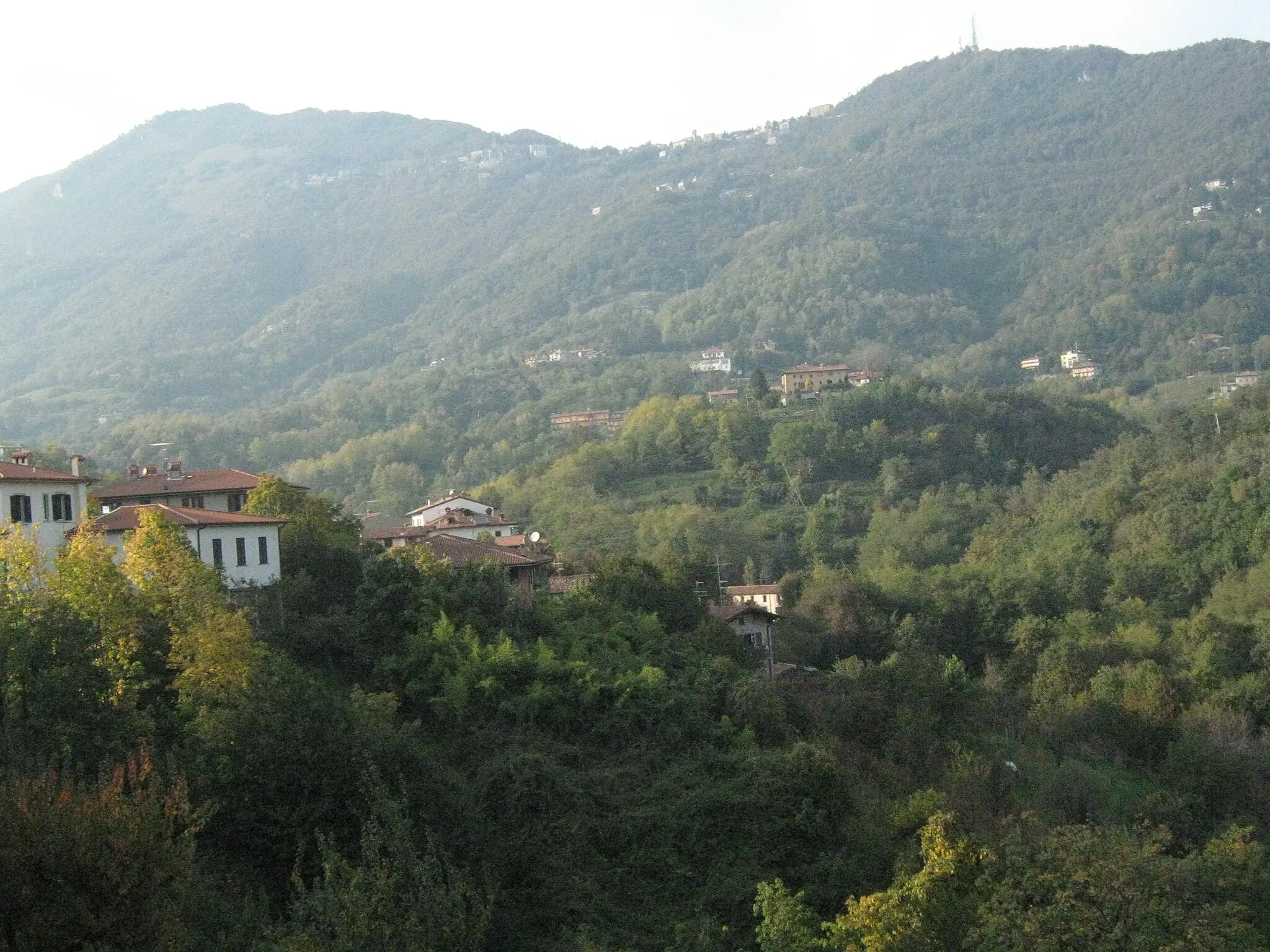 Photo showing: Veduta della Roncola dal centro abitato di Almenno San Bartolomeo.