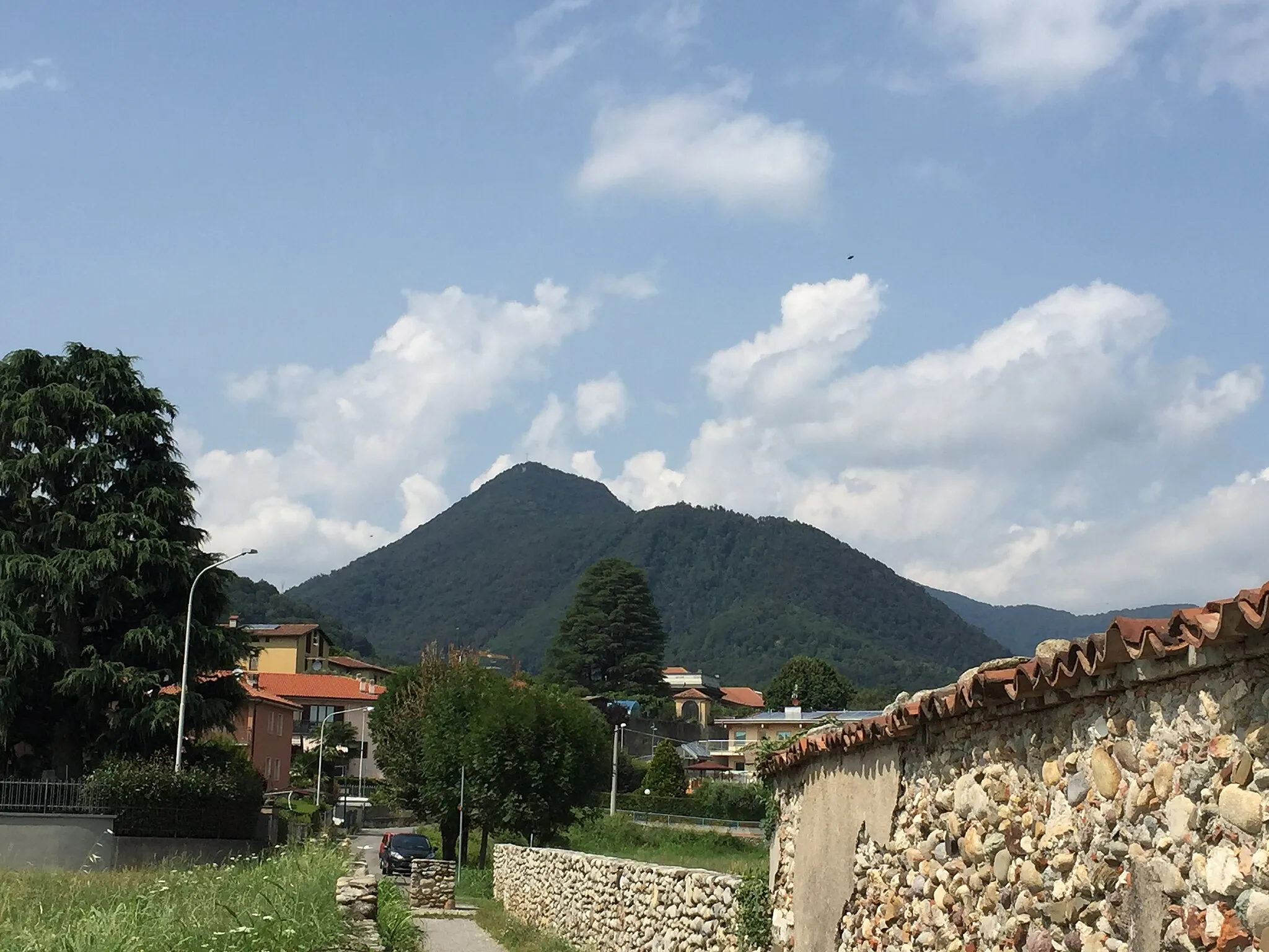 Photo showing: Veduta del Monte Ubione dalla Chiesa di San Giorgio in Lemine, ad Almenno San Salvatore.