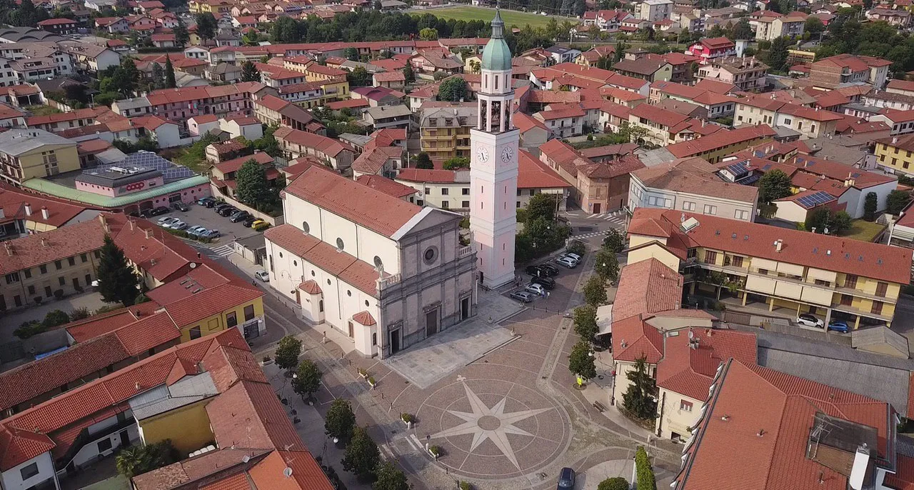 Photo showing: Foto della facciata della chiesa parrocchiale di Sant'Eusebio e del campanile in Piazza Libertà (Arconate)