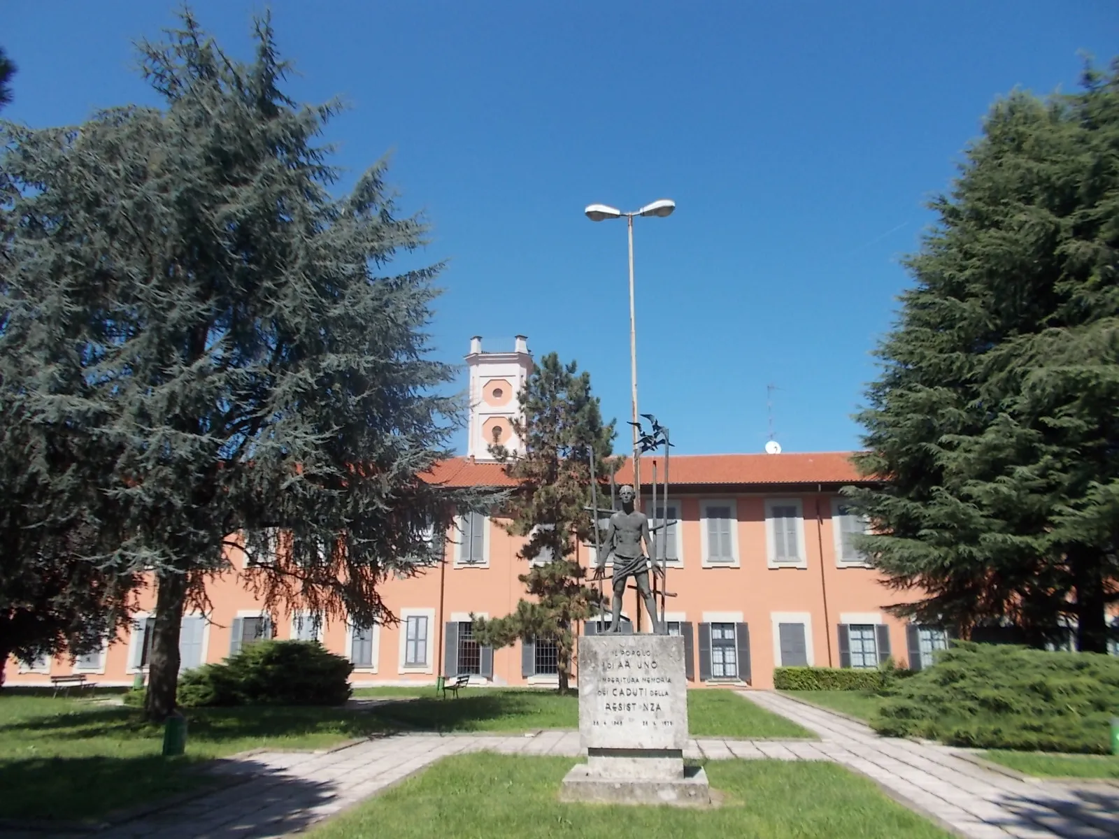Photo showing: il Palazzo Pozzobonelli Lambertenghi Dell'Acqua da piazza Europa con il monumento dedicato ai caduti della resistenza
