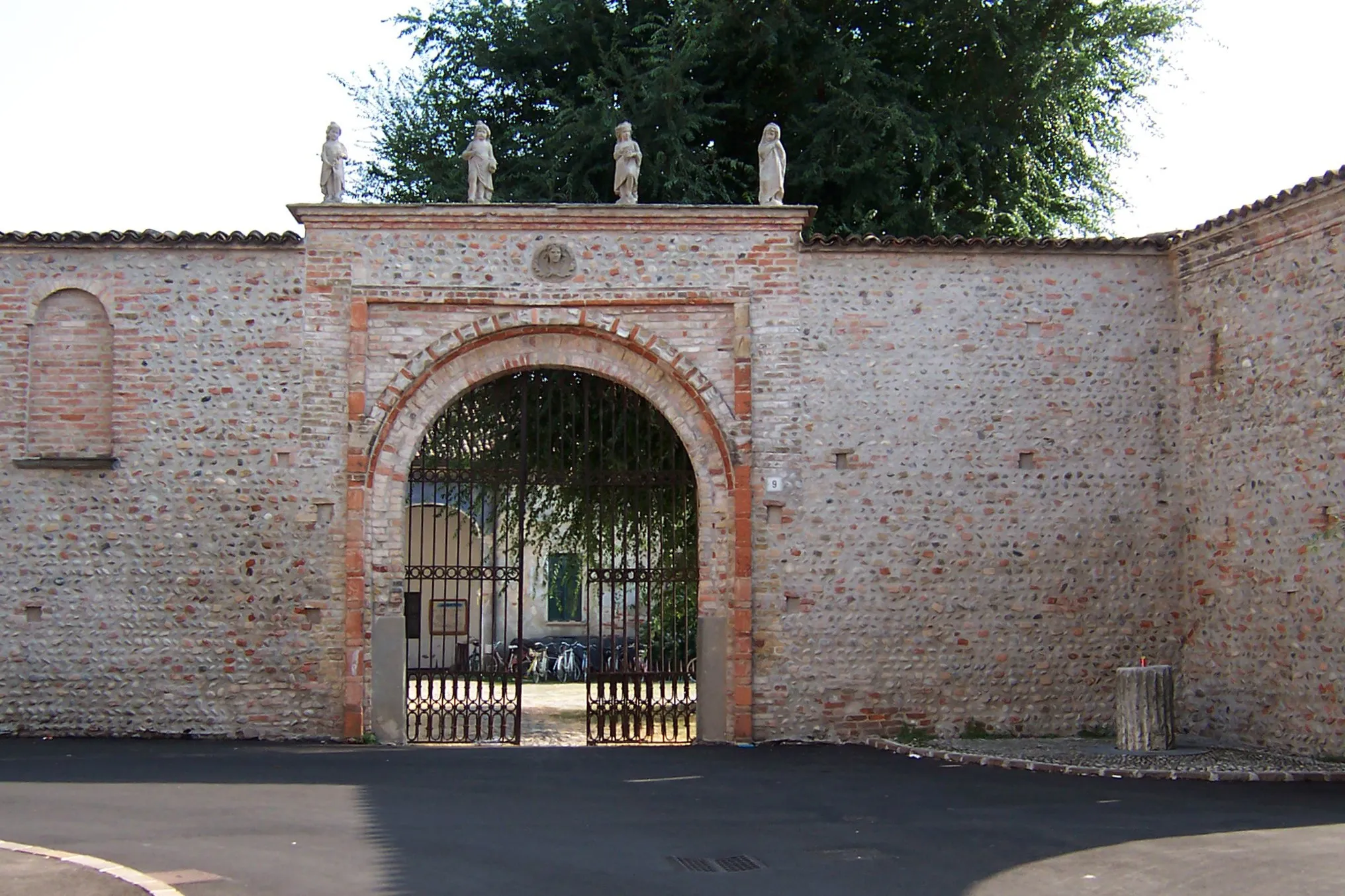 Photo showing: Arzago d'Adda - Portale castello e colonna podestarile, Epoca di costruzione: seconda metà sec. XVI - sec. XVII