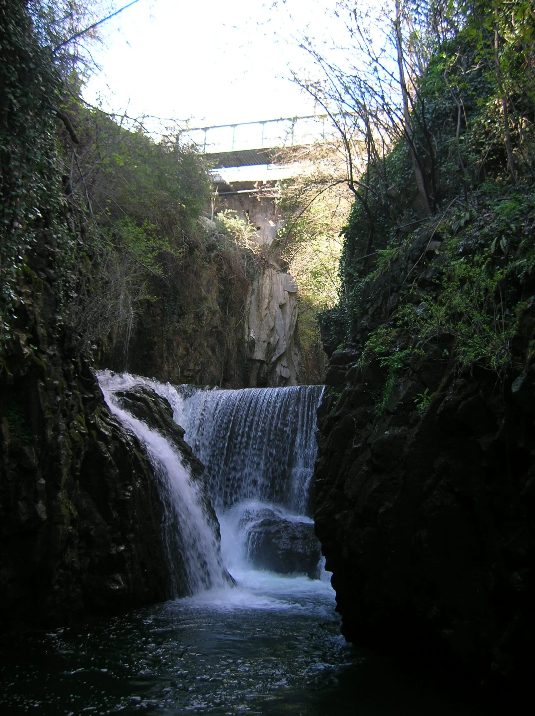 Photo showing: ponte oscuro e passerella del Fili, ad Asso, visti dal fiume a valle