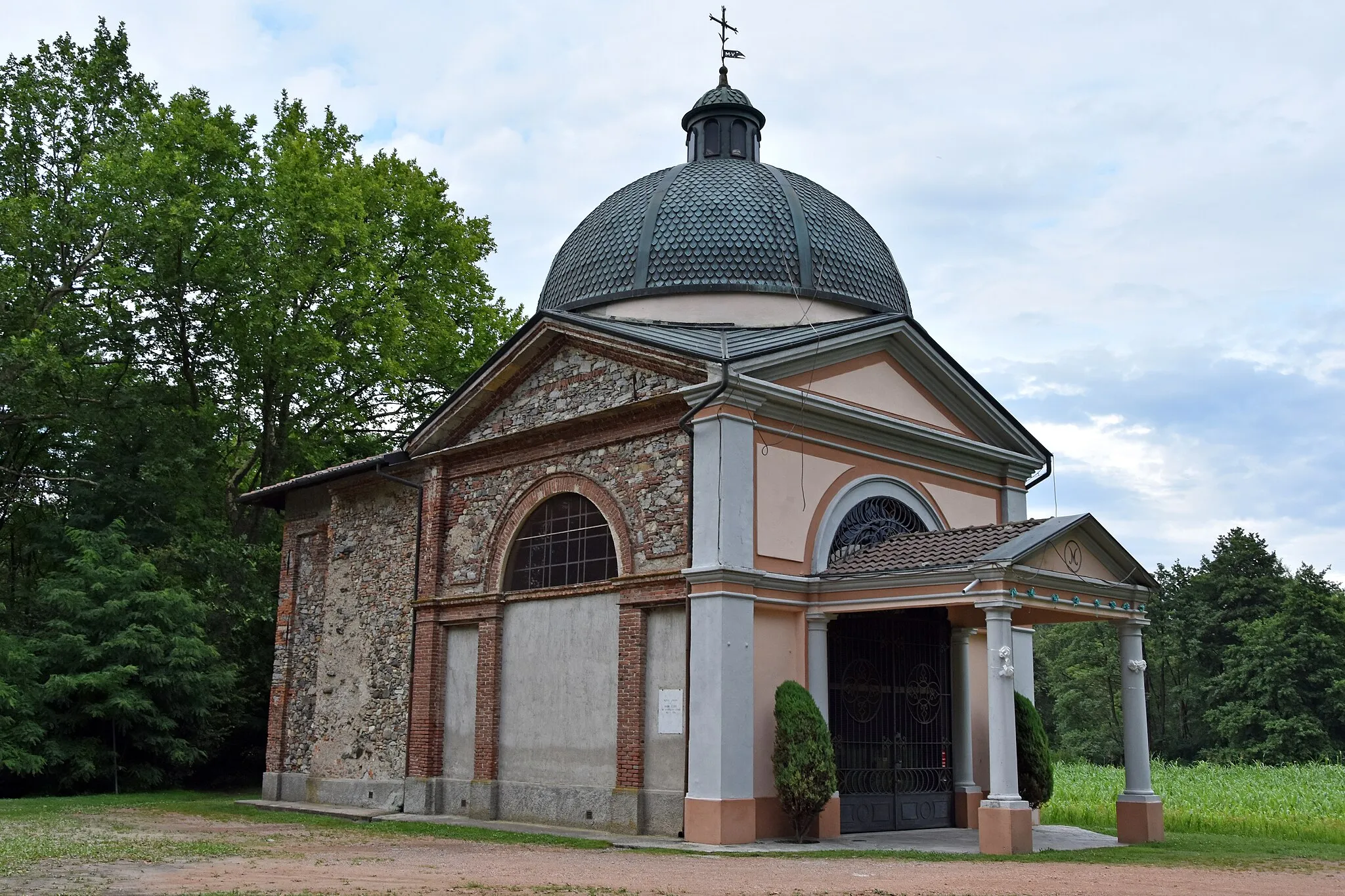 Photo showing: Il santuario della Madonnina del Lago ad Azzate, in provincia di Varese.