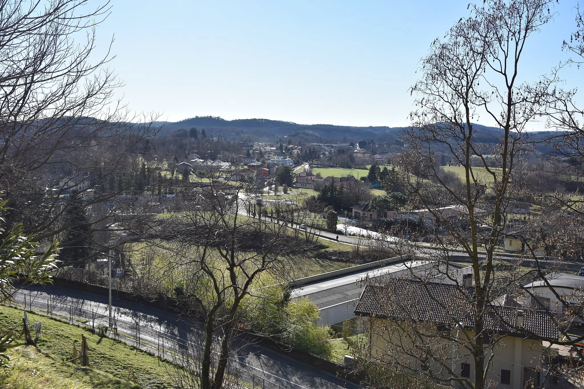 Photo showing: Panorama di Viggiù verso sud, con la frazione di Baraggia, in provincia di Varese.