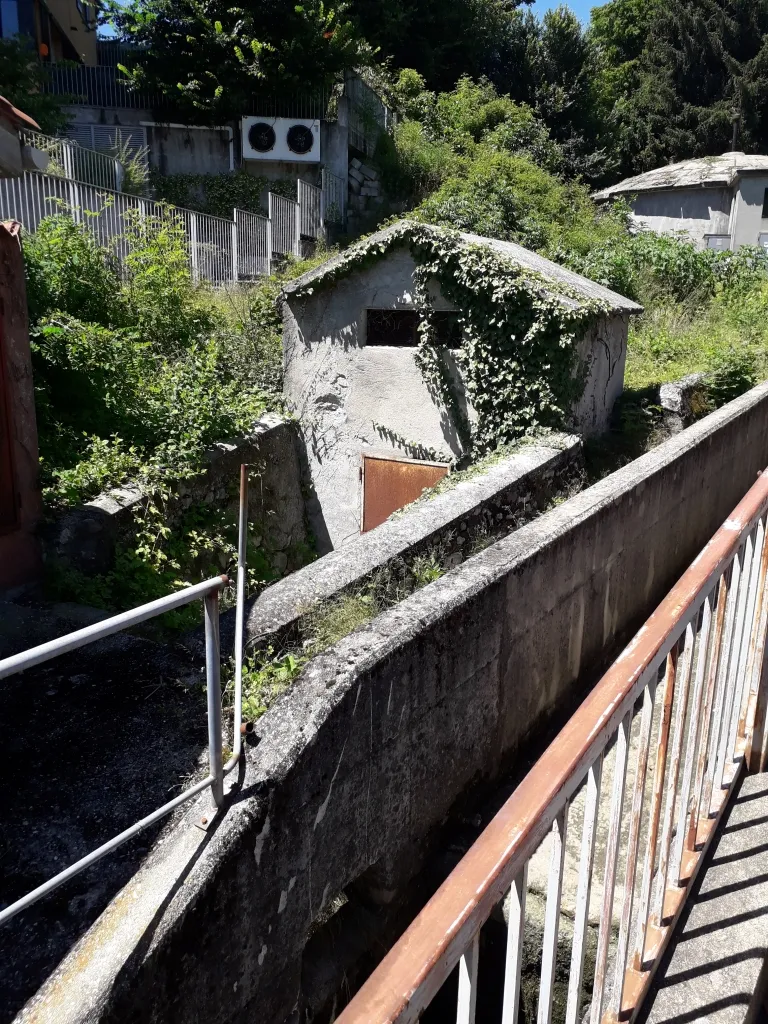 Photo showing: This fire-fighting facility can be inspected and edited within OsmHydrant (show).

English | français | +/−