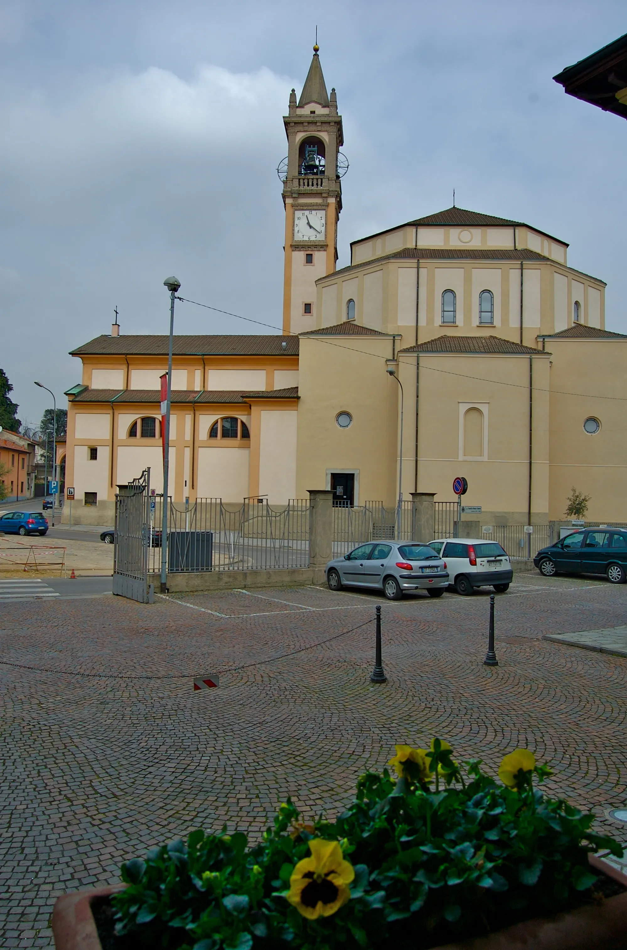 Photo showing: Barlassina, view of St Julius' Parish Church from south.