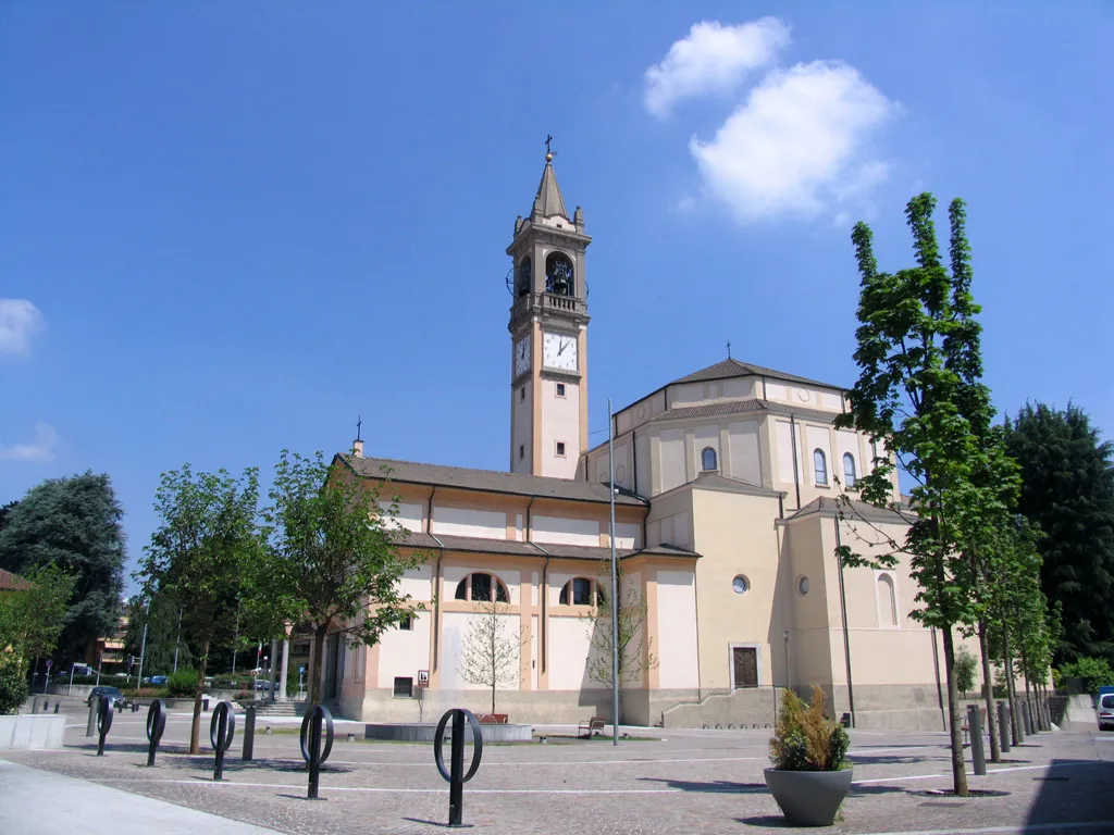 Photo showing: Barlassina: Piazza Cavour e Chiesa Parrocchiale di San Giulio.