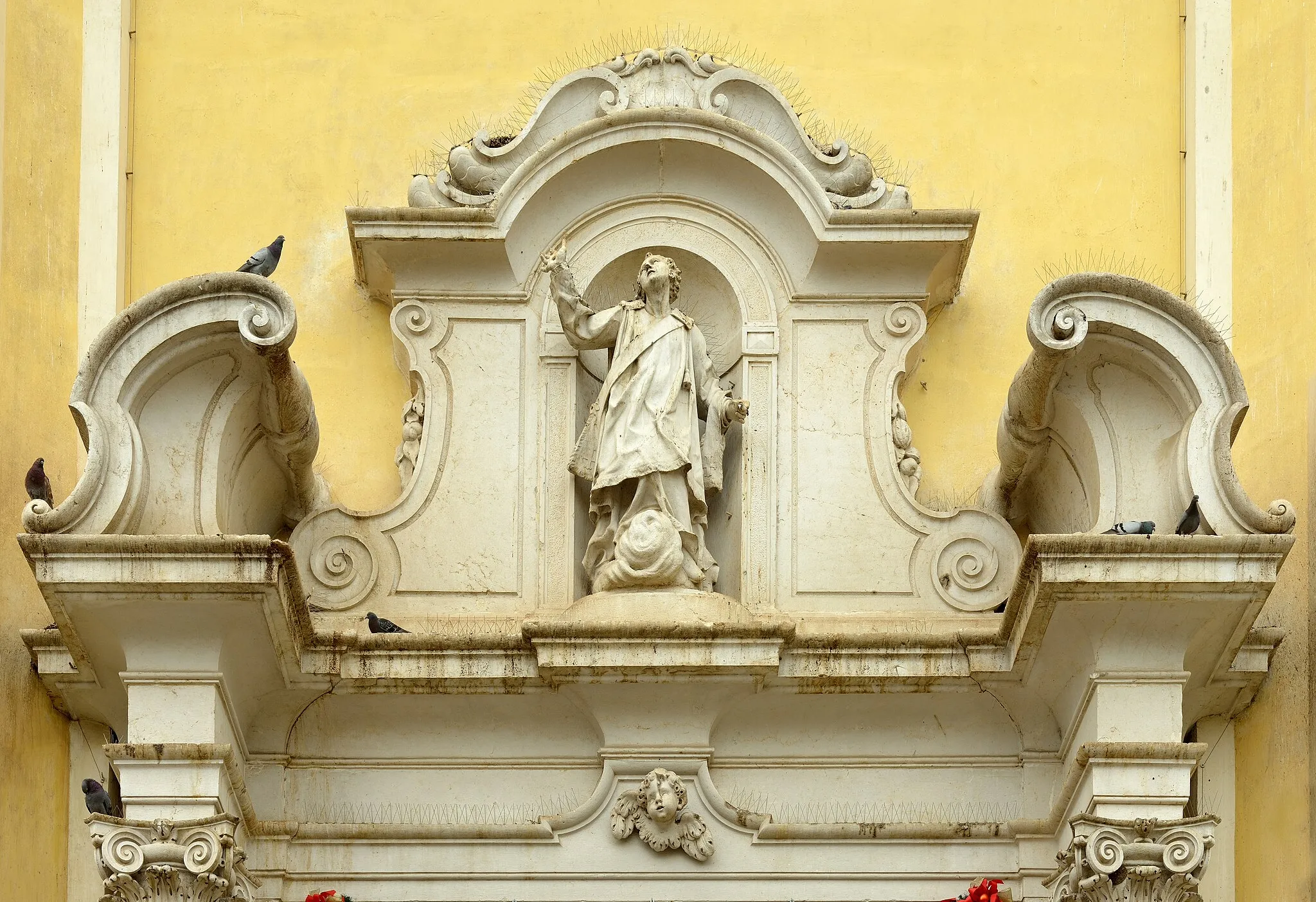 Photo showing: Detail of facade with statue of Saint Stephen. Parish church of Saint Stephen in Bedizzole in Italy.