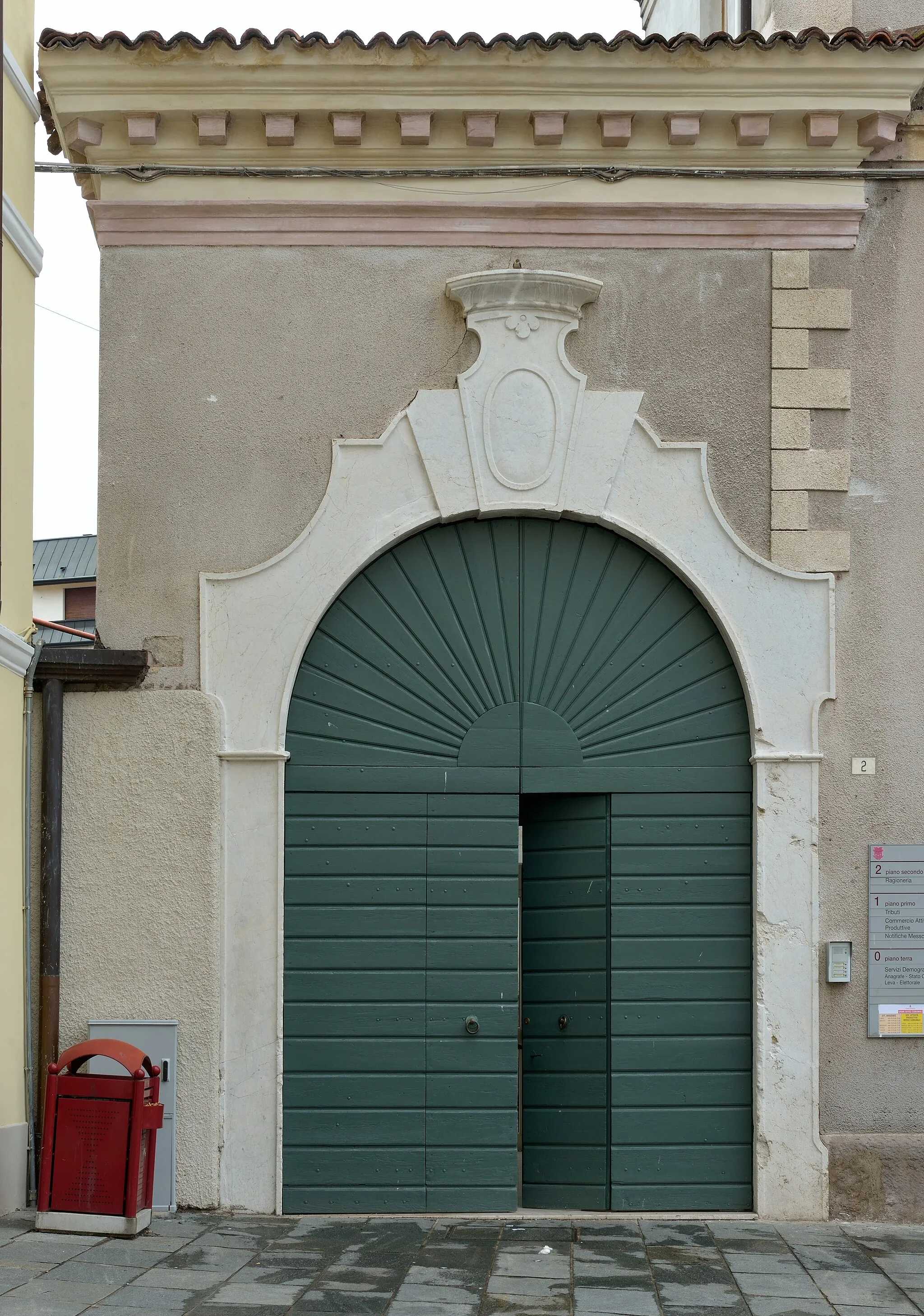 Photo showing: Portal in Bedizzole in Italy.