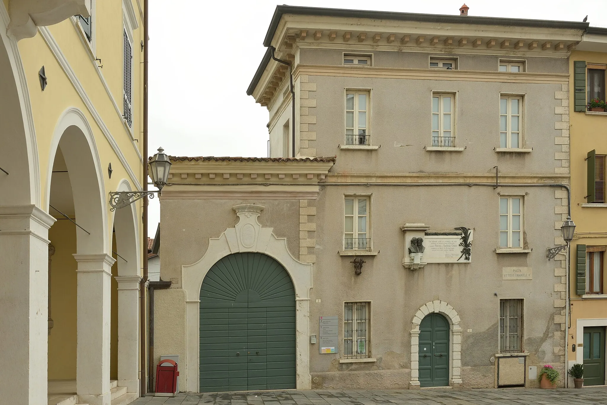 Photo showing: Building on Piazza Vittorio Emanuele II in Bedizzole in Italy.
