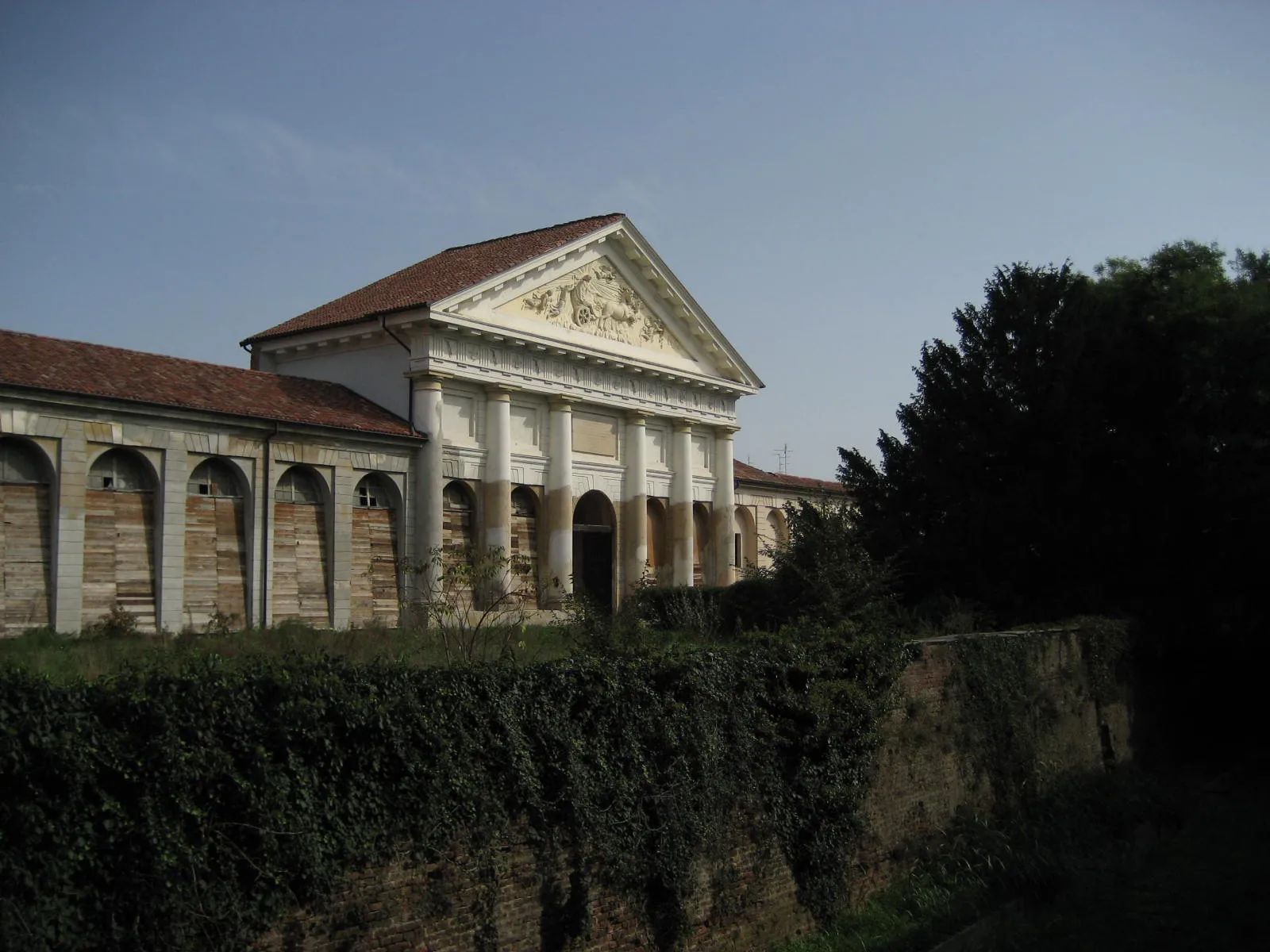 Photo showing: Le serre e le scuderie progettate nel 1792 dall'architetto Leopold Pollack di fianco al castello di Belgioioso.