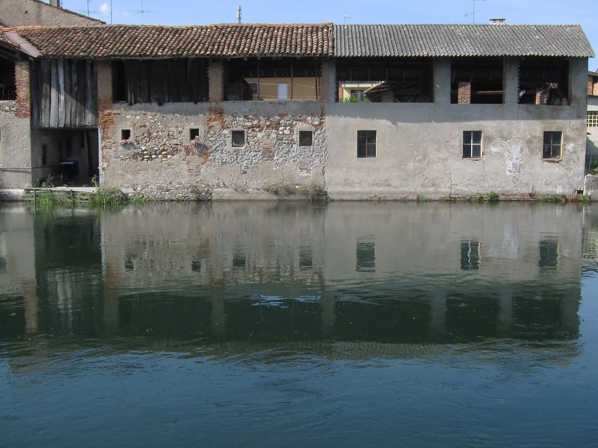 Photo showing: Old buildings of the canalside by the canal Naviglio Grande in the municipality of Bernate Ticino in the province of Milan in Lombardy in Italy. The picture was taken on the 24th of May 2020. 2020-05-24