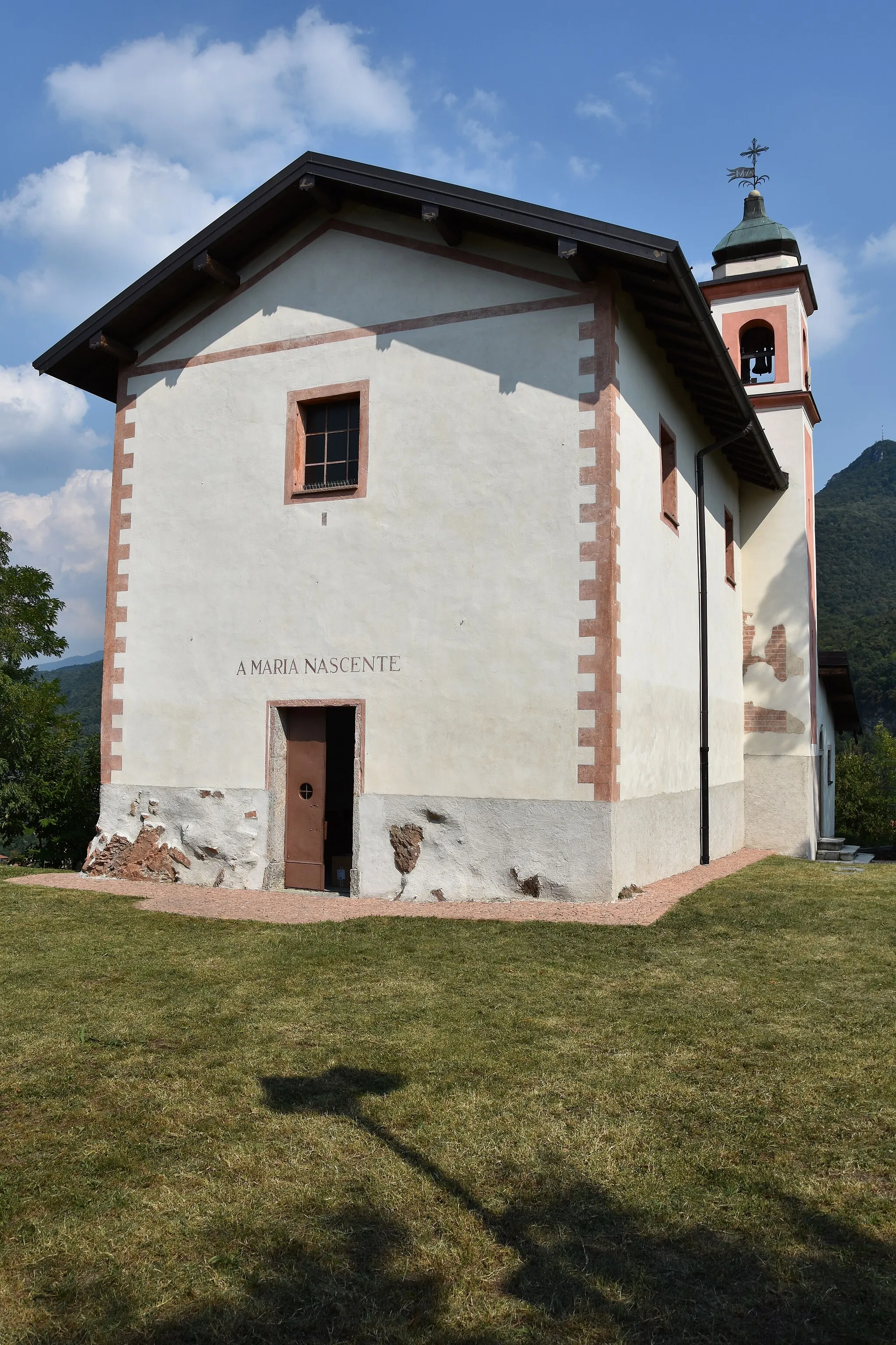 Photo showing: Esterno della chiesetta dedicata a Maria nascente sul colle di San Martino a Besano, in provincia di Varese.