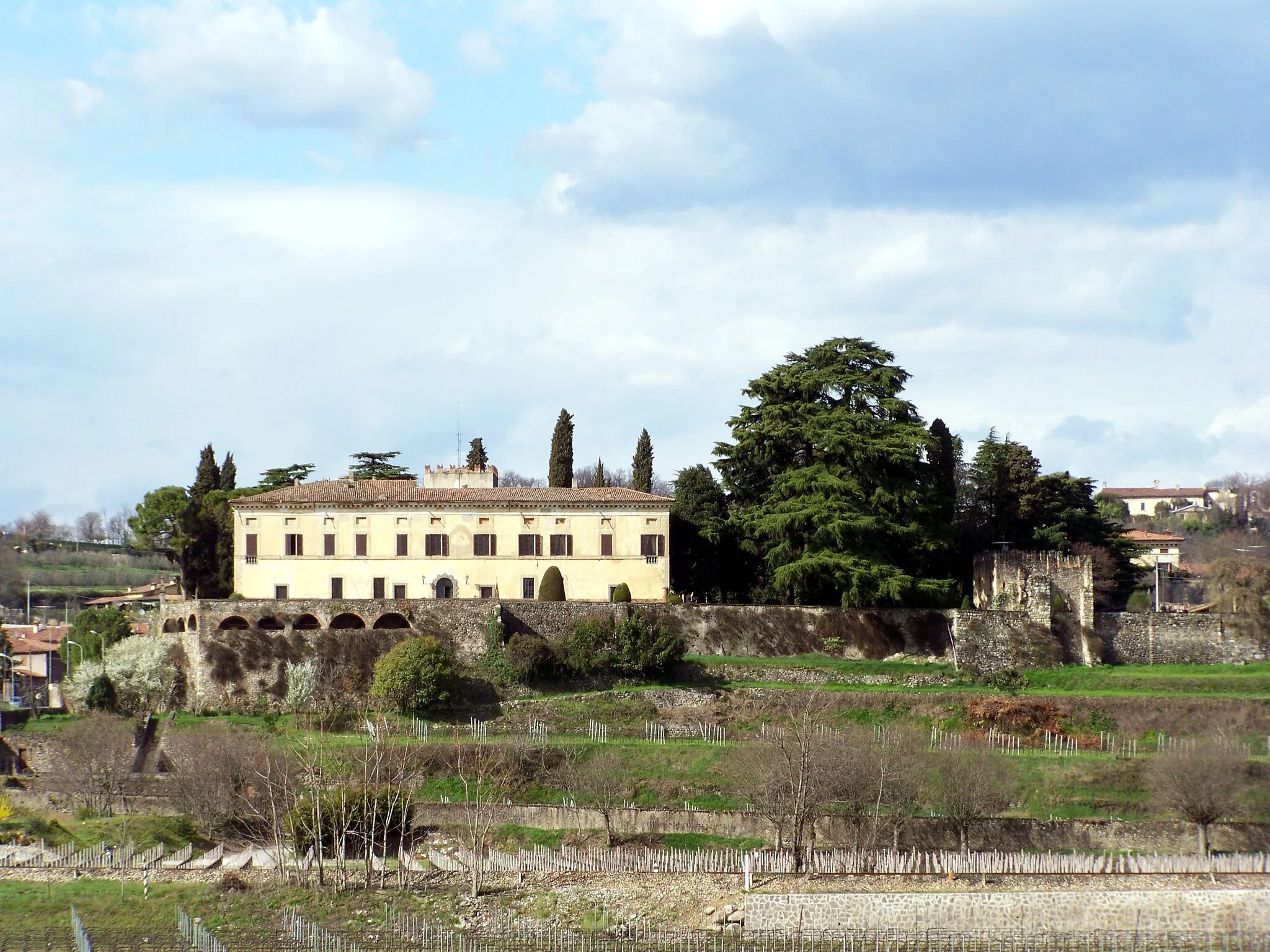 Photo showing: Veduta meridionale del Castello di Bornato e il suo Palazzo.