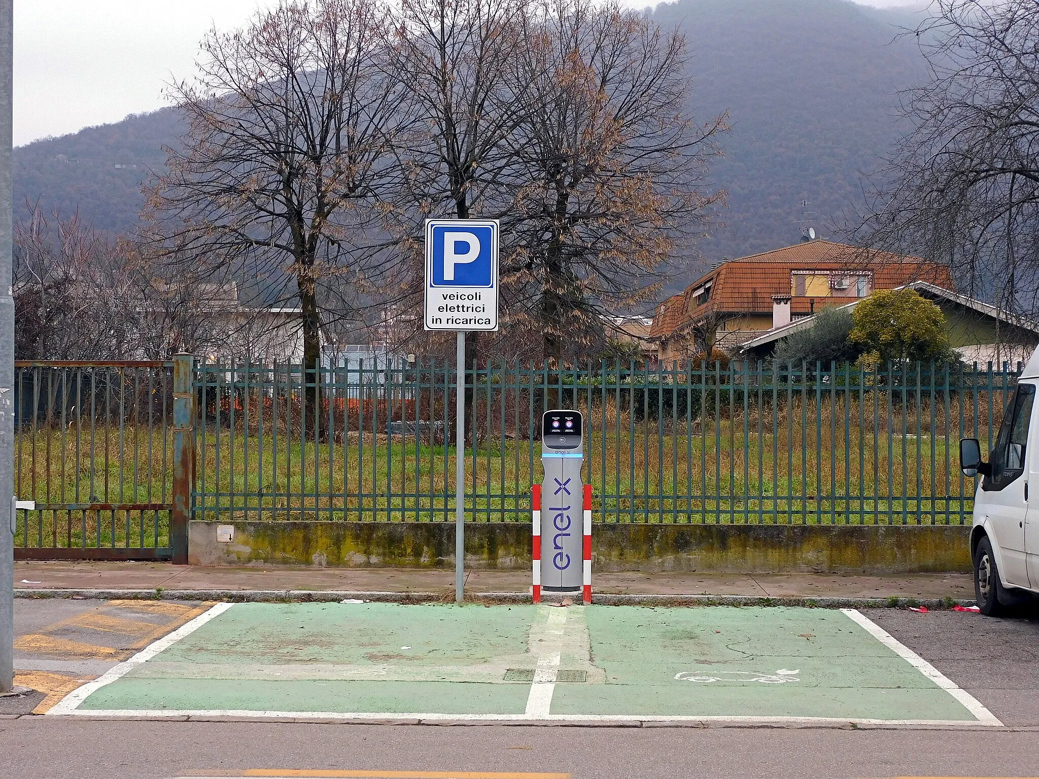 Photo showing: Colonnina ricarica elettrica autovetture di Enel X in via Canossi a Bovezzo.