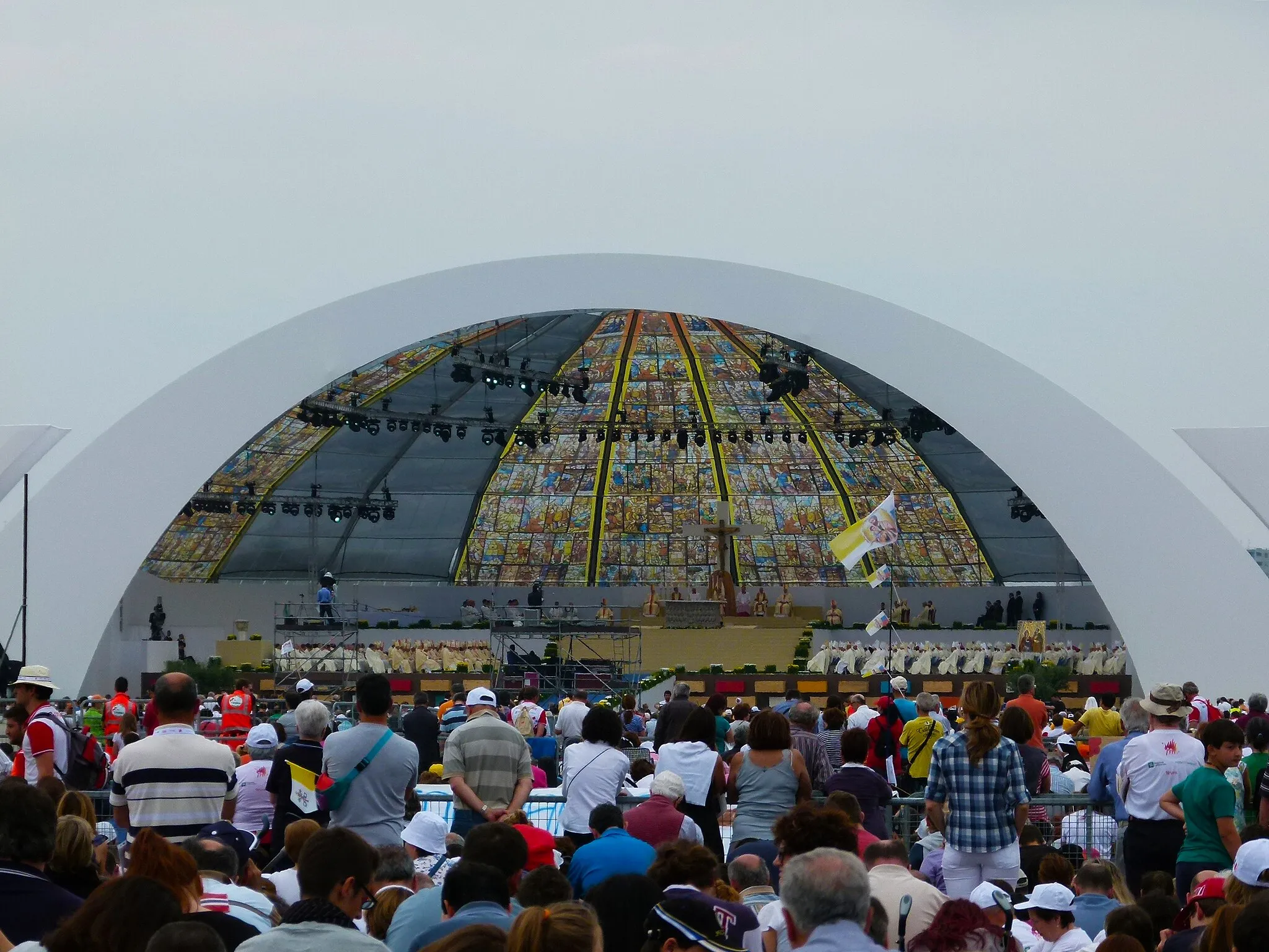 Photo showing: A moment of the Holy Mass celebrated by pope Benedict XVI at Milan-Bresso Airport, for the VII World Meeting of Families - Milan 2012
