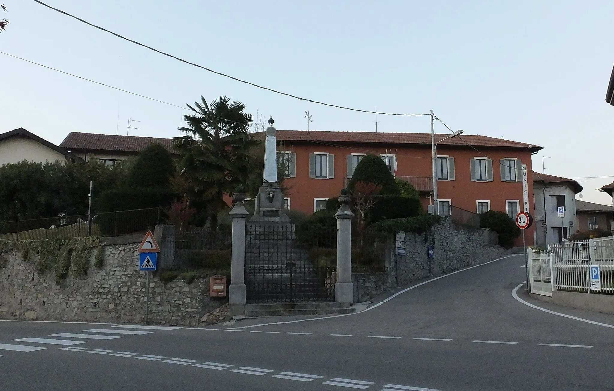 Photo showing: Cadrezzate, Róg Via Mario Vallerini i Via Vittorio Veneto. Ratusz z obeliskiem