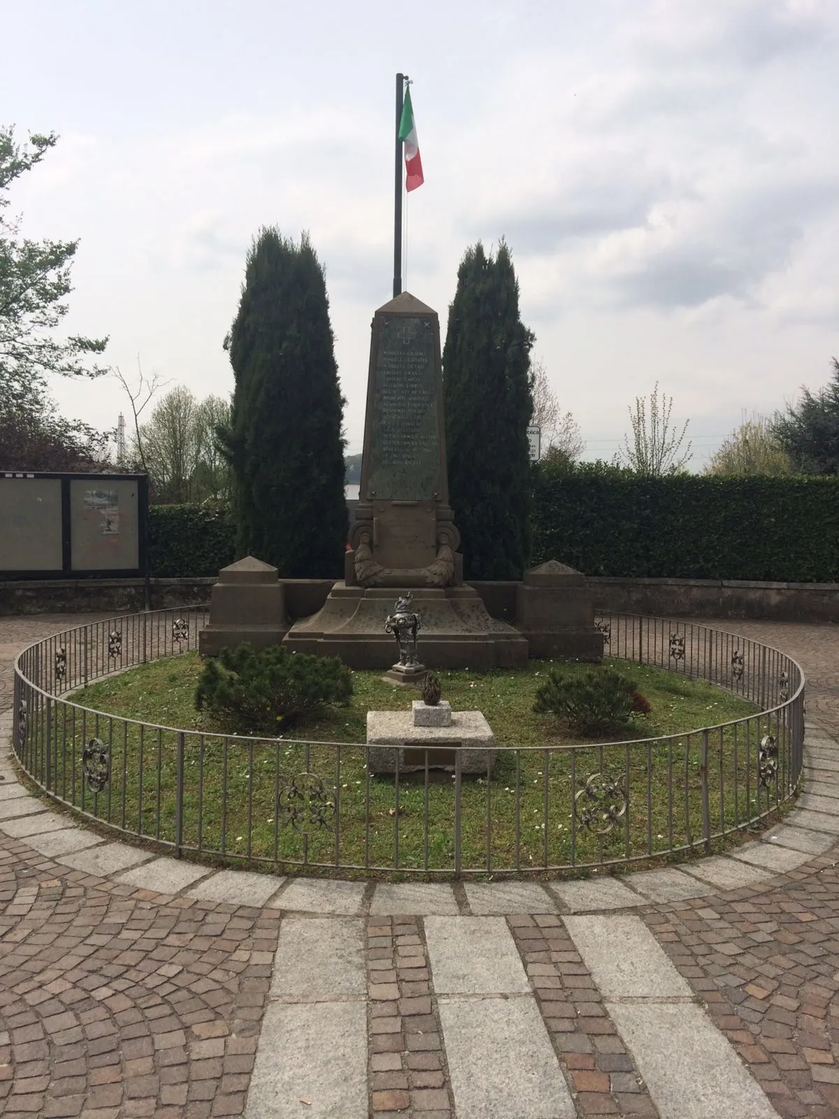 Photo showing: monumento dedicato ai caduti guerra 1915-1918
