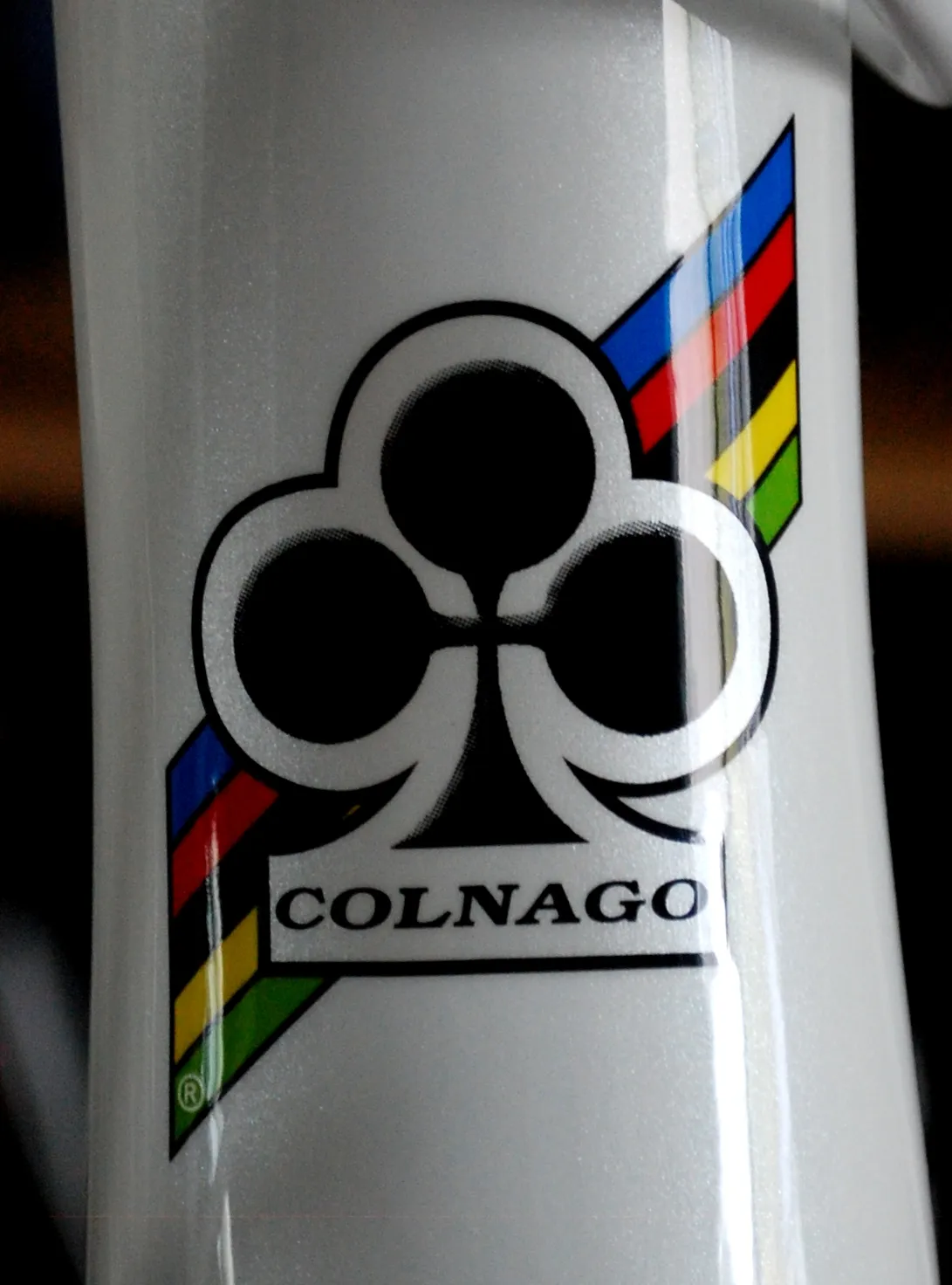 Photo showing: The shamrock and world champion stripe logo of Colnago