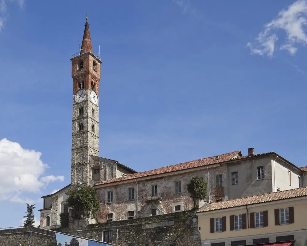 Photo showing: La chiesa romanica è stata edificata verso la fine del sec. XI. A forma basilicale, col tempo ha subito molte modifiche. Interessante il campanile, originariamente torre in pietra del Castello Pietrasanta, costruito per difendere il colle più altro del borgo di Canturio.