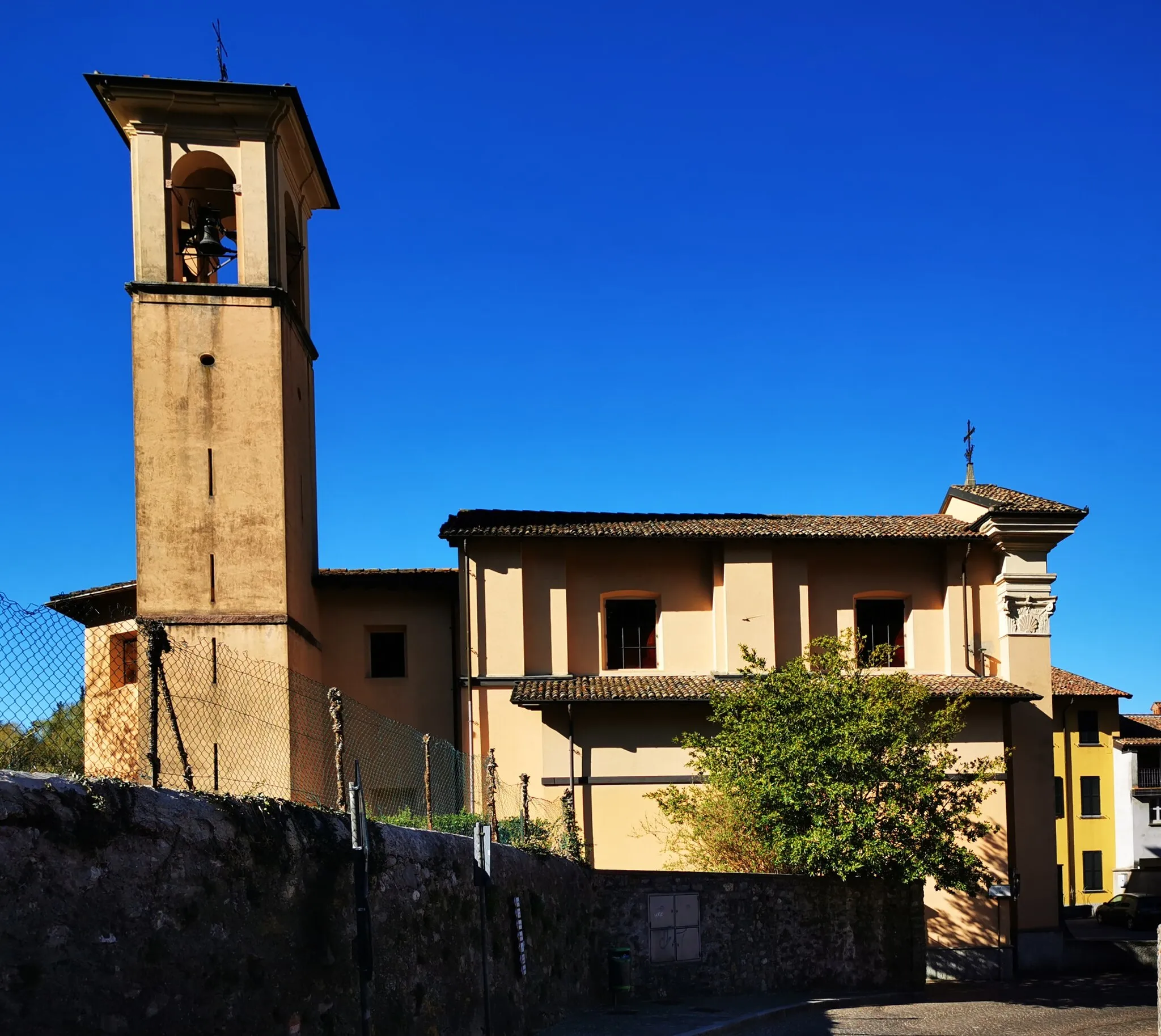 Photo showing: Fianco nord della Chiesa di San Francesco (Canzo, piazzetta San Francesco)