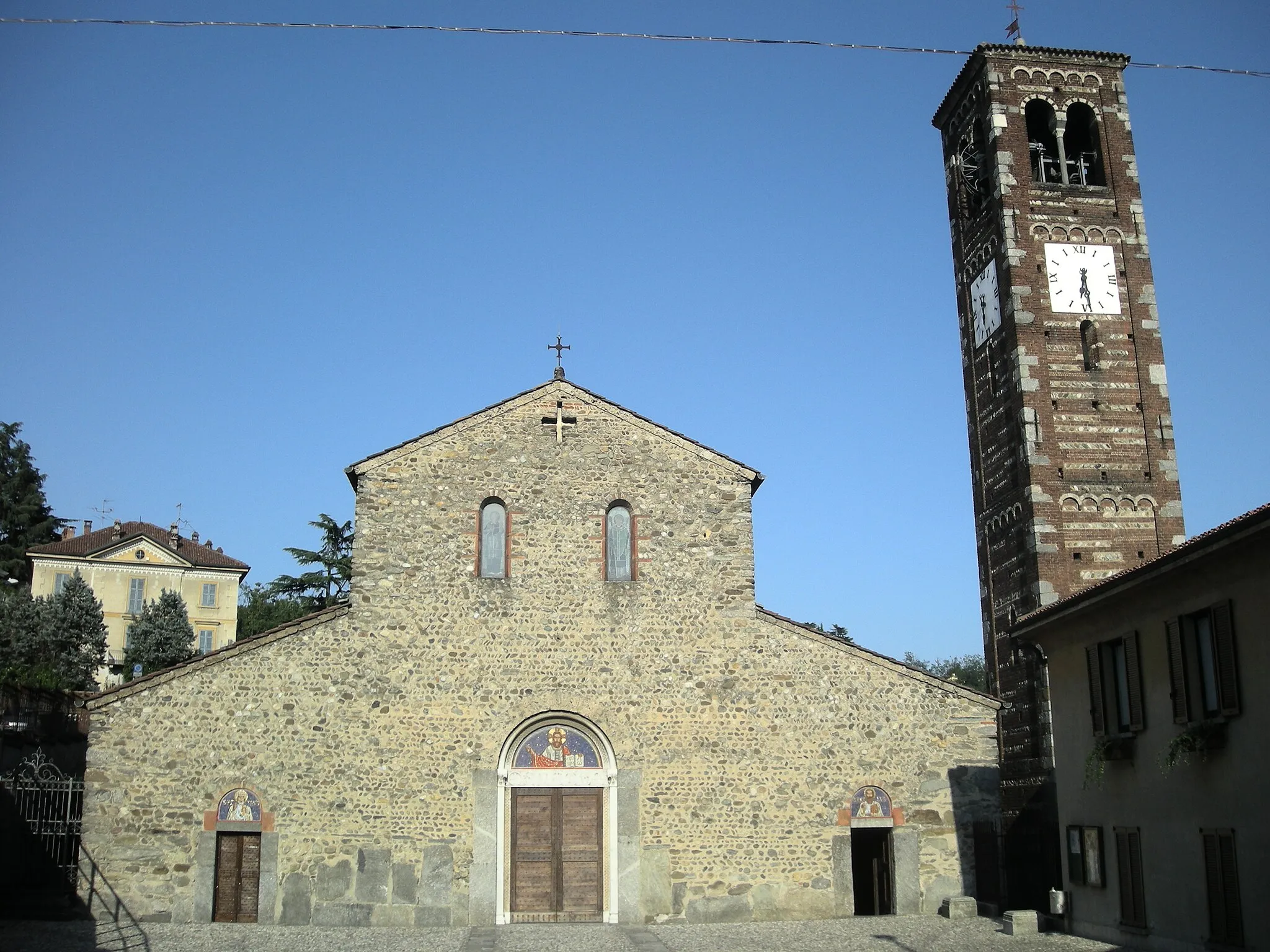 Photo showing: Basilica of Saints Peter and Paul in Agliate (Italy)