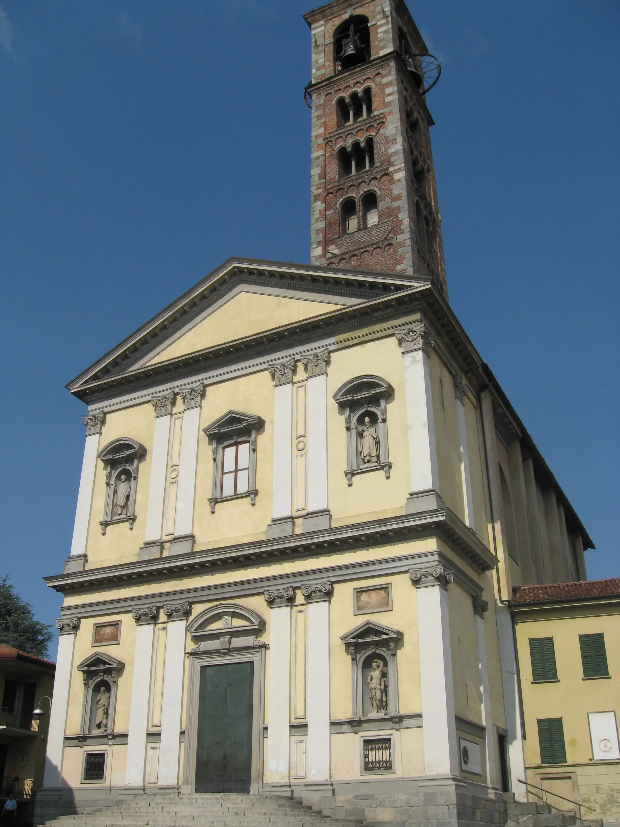 Photo showing: The main church Santi Ambrogio e Simpliciano, in Carate Brianza