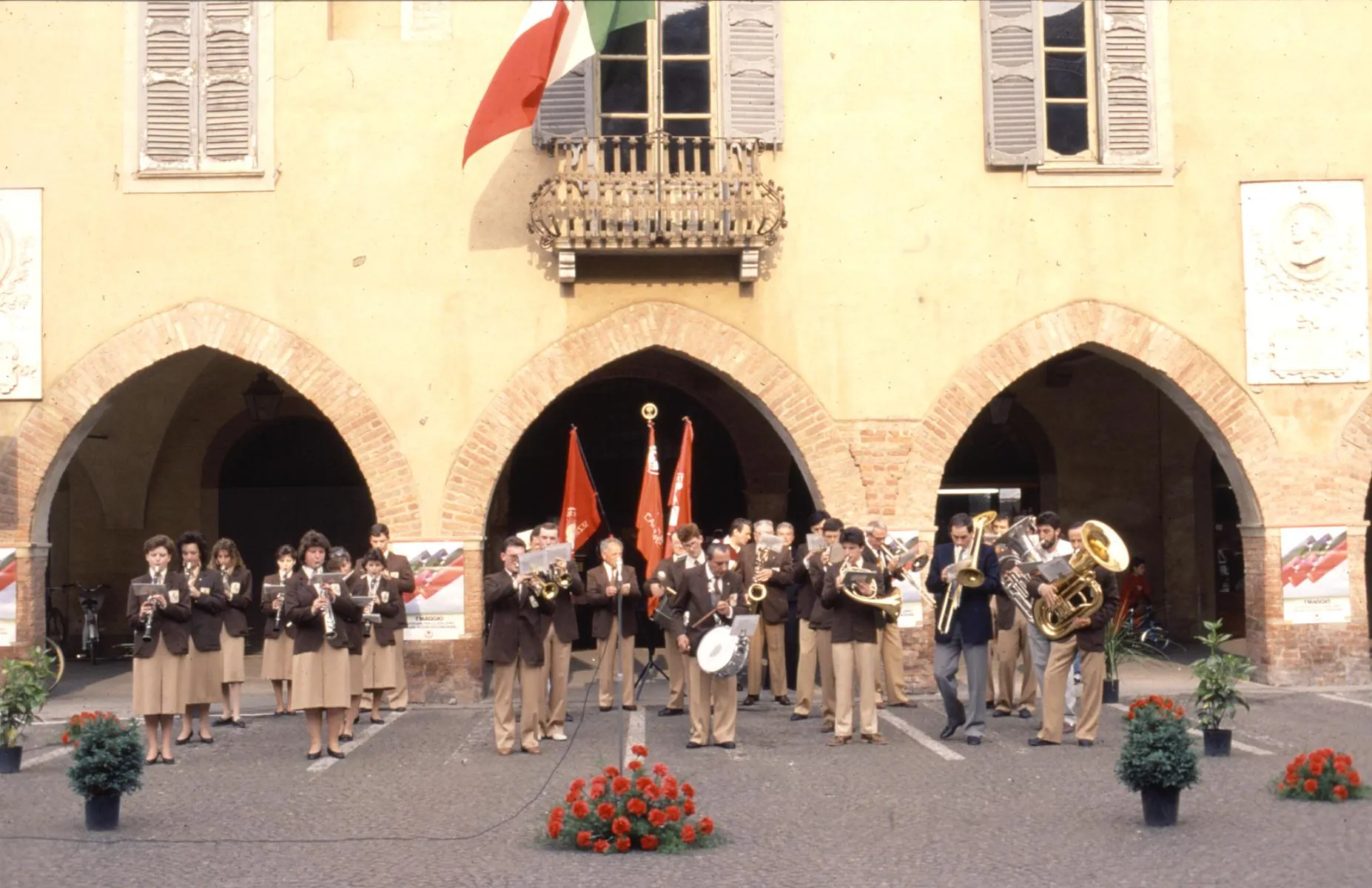 Photo showing: L'edificio comunale e la piazza centrale della città di Caravaggio, in Lombardia, in occasione dei festeggiamenti per il primo maggio 1987.

The town hall and square in Caravaggio, Lombardy, during the 1987 Labour Day celebrations.