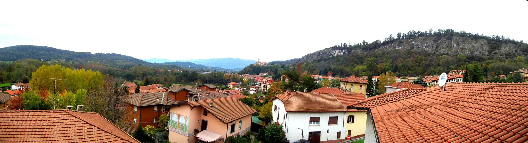 Photo showing: La foto rappresenta il meraviglioso panorama sul comune di Caravate