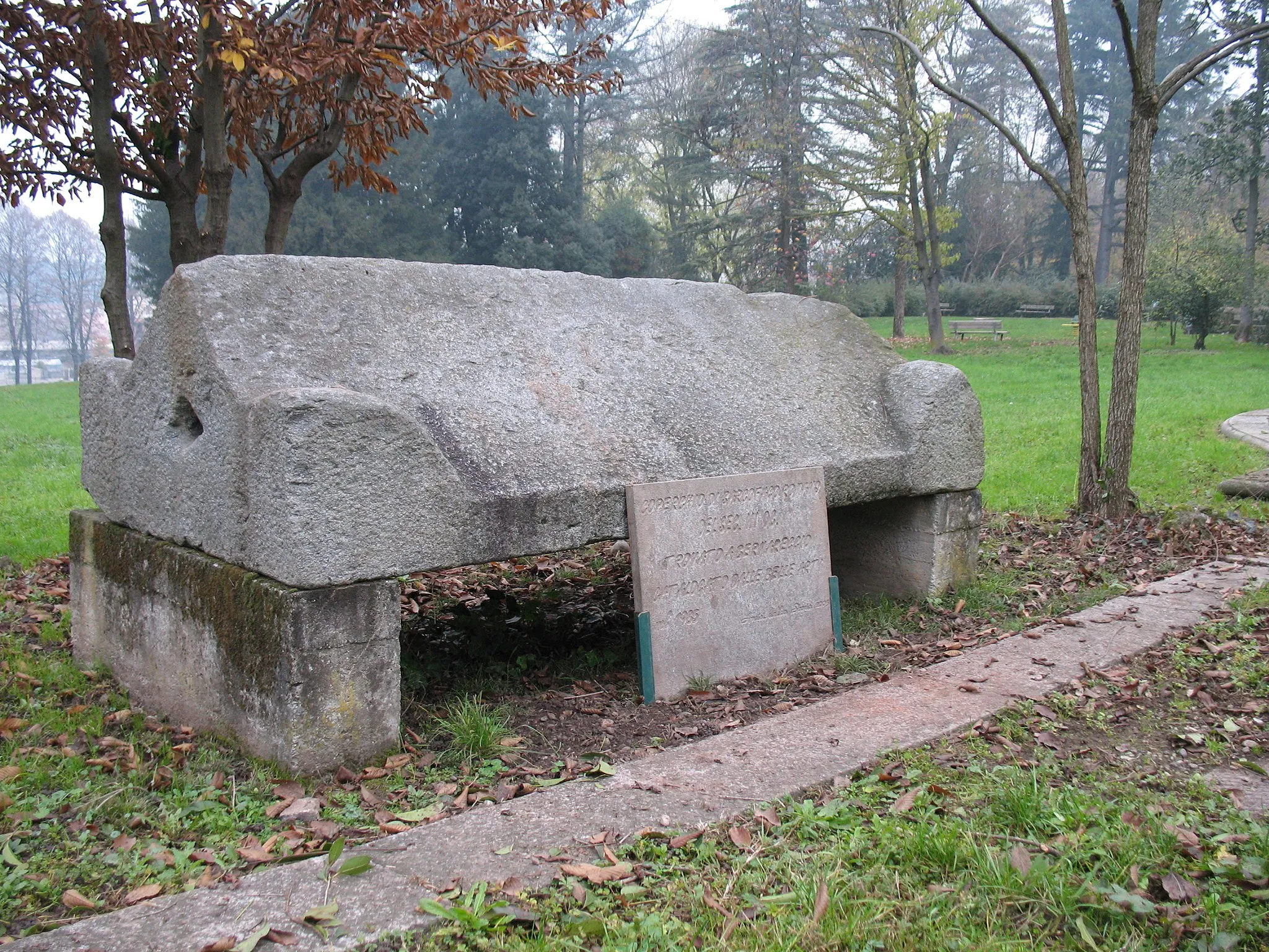 Photo showing: Coperchio sarcofago romano del III secolo DC.